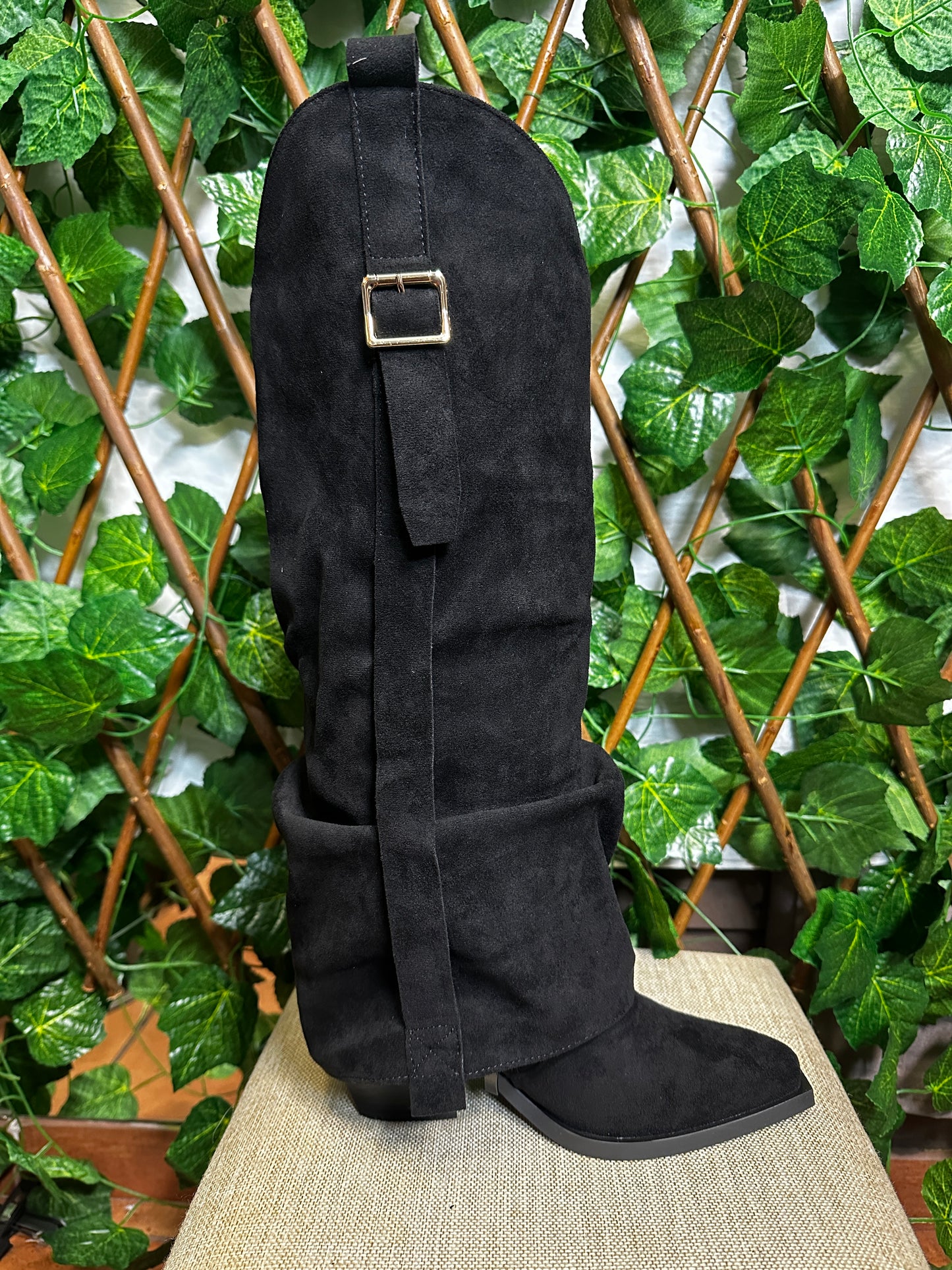 Boots with vertical belt