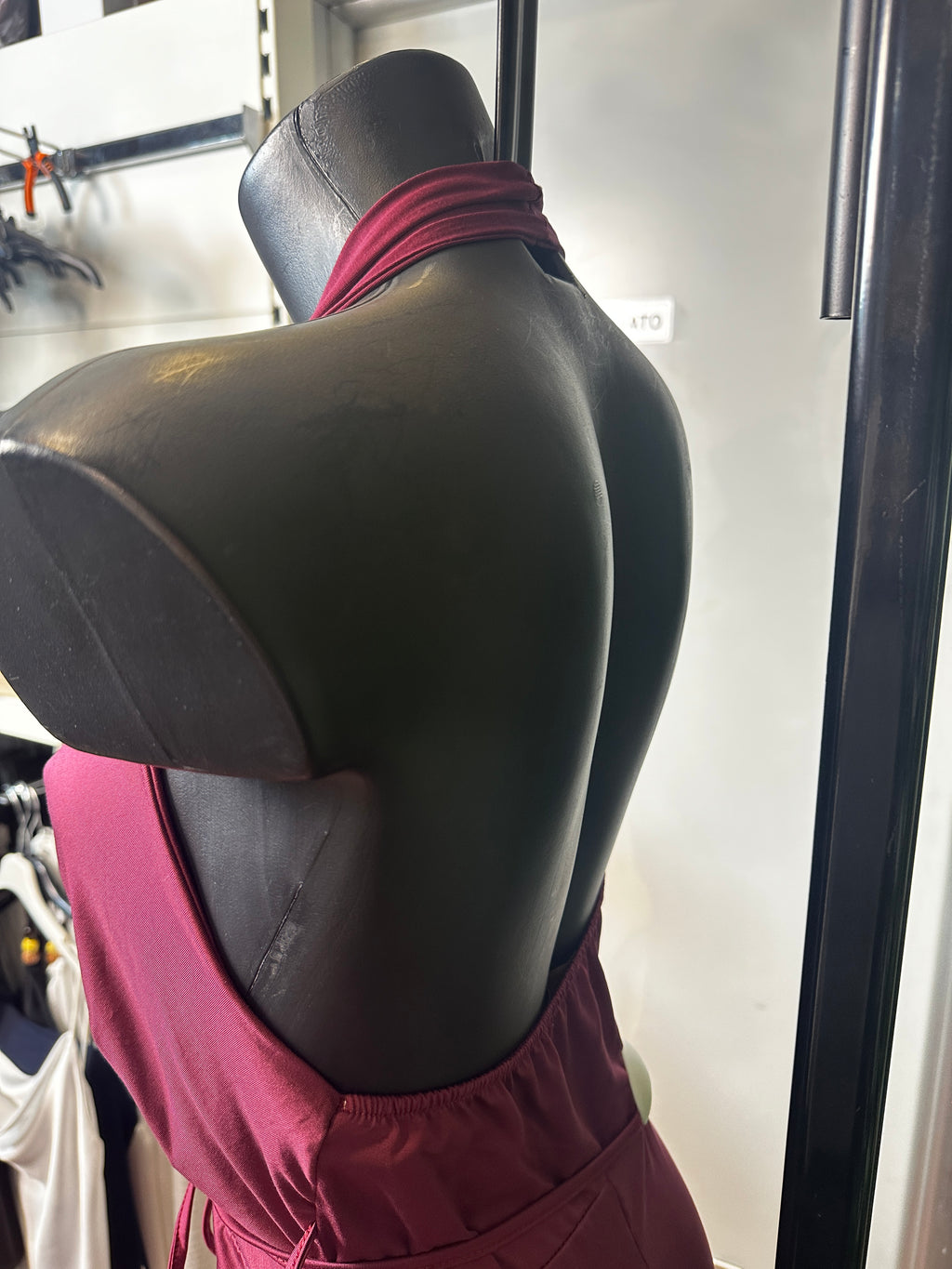 Vestito lungo elegante con cinturino e la schiena scoperta