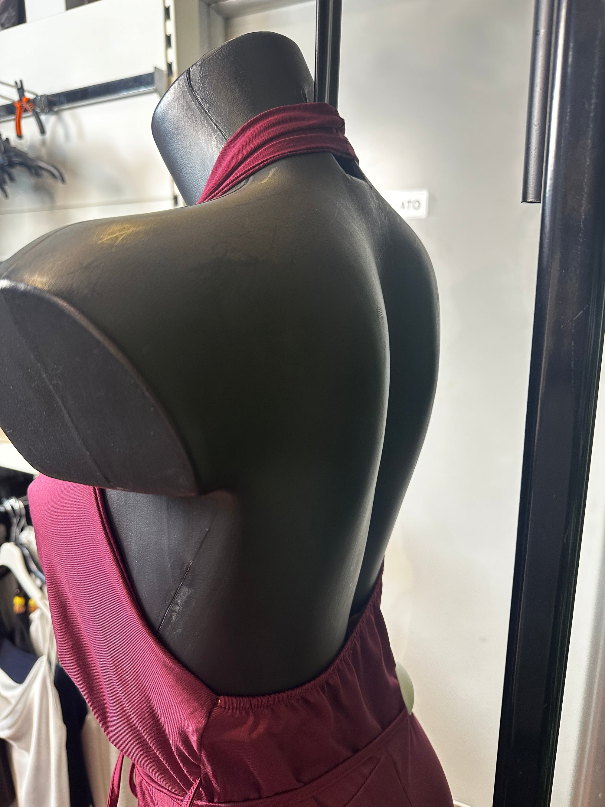 Vestito lungo elegante con cinturino e la schiena scoperta