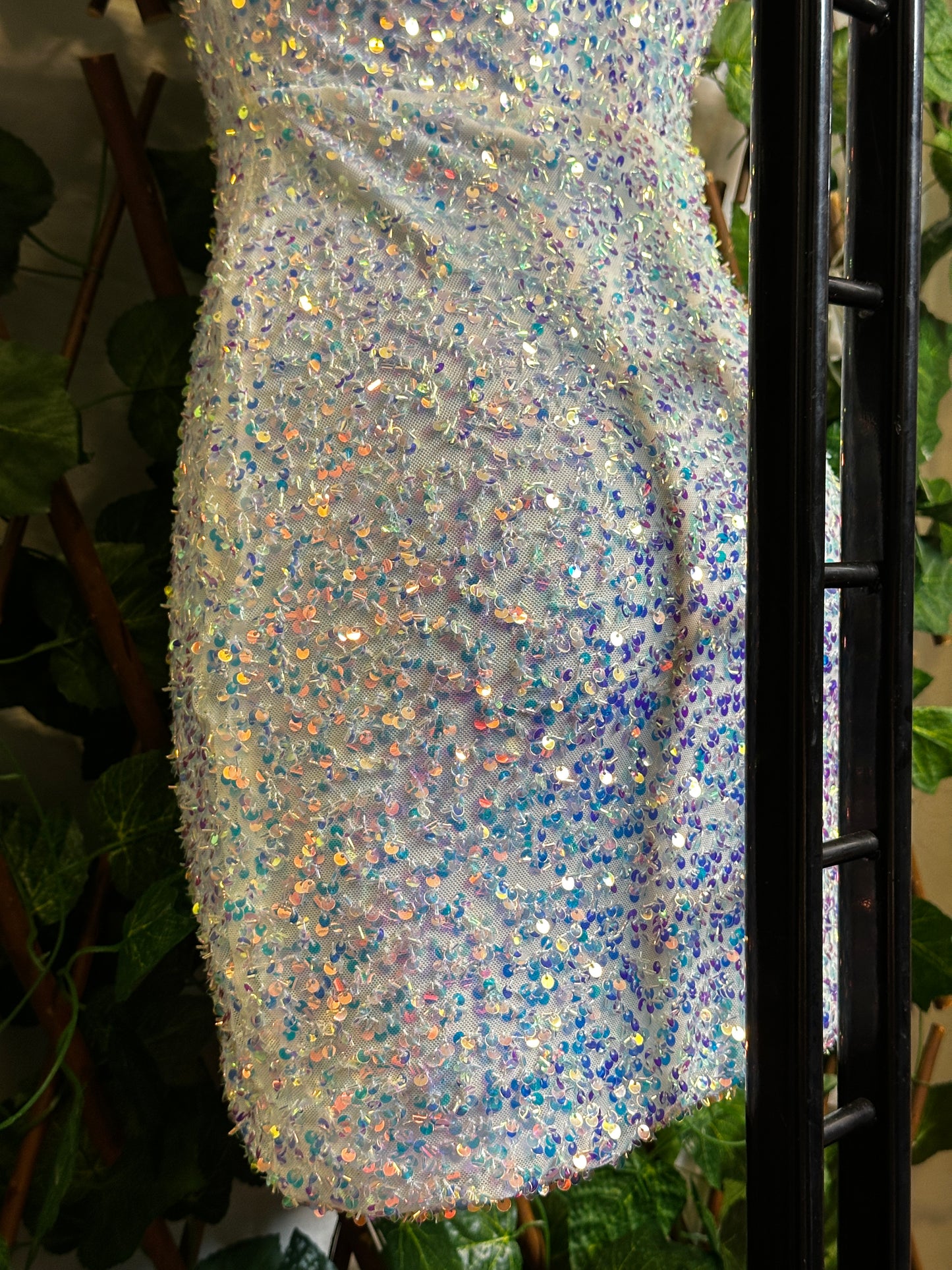 Modello paillettes: vestito corto con la scollatura speciale