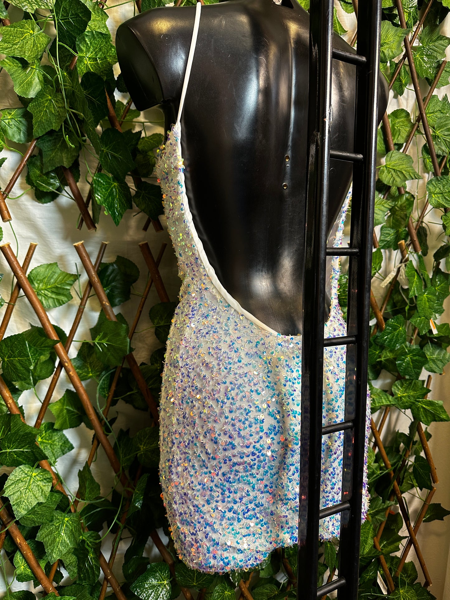 Modello paillettes: vestito corto con bretelle e la schiena scoperta