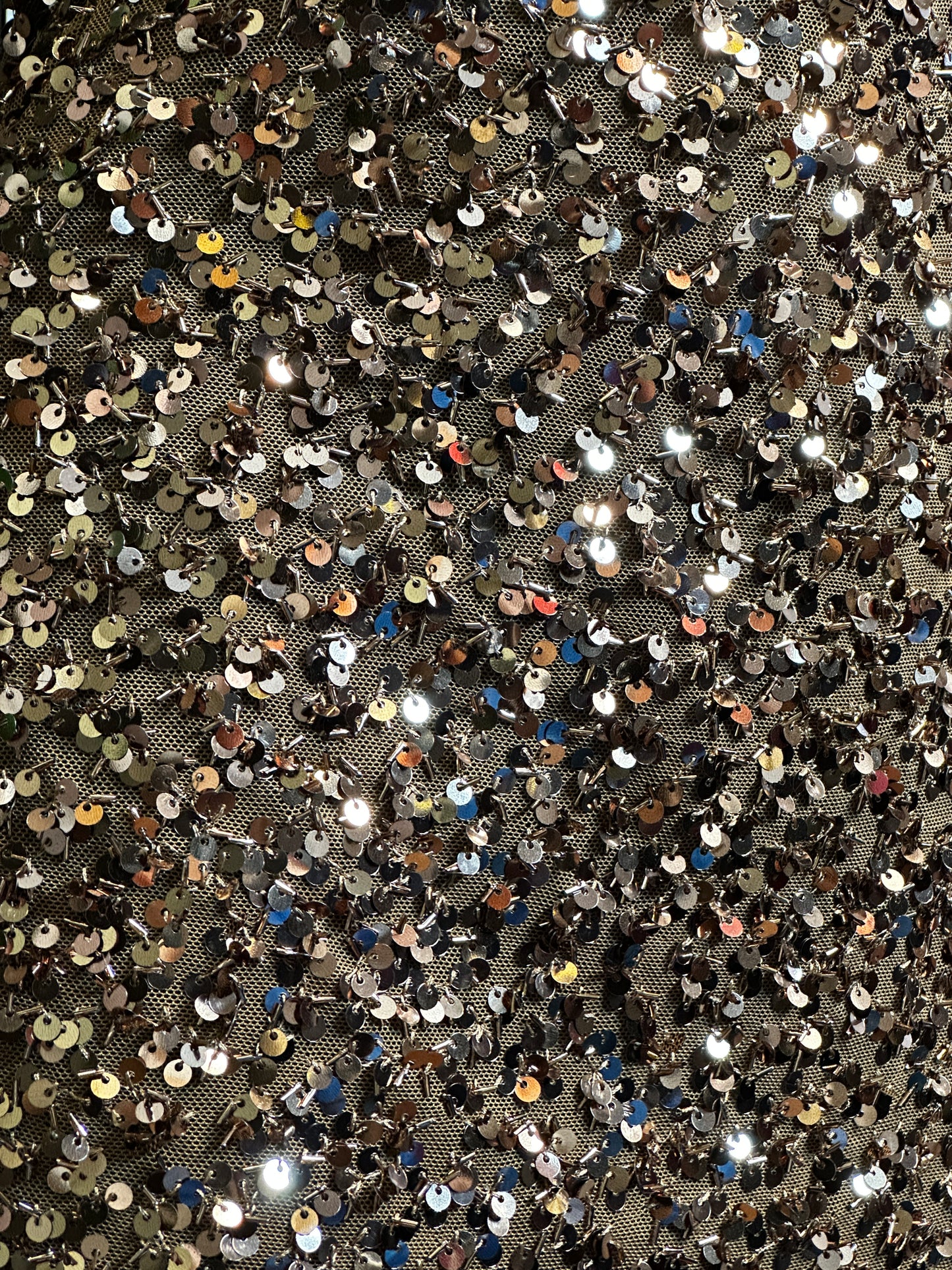 Modello paillettes: vestito corto con la scollatura speciale