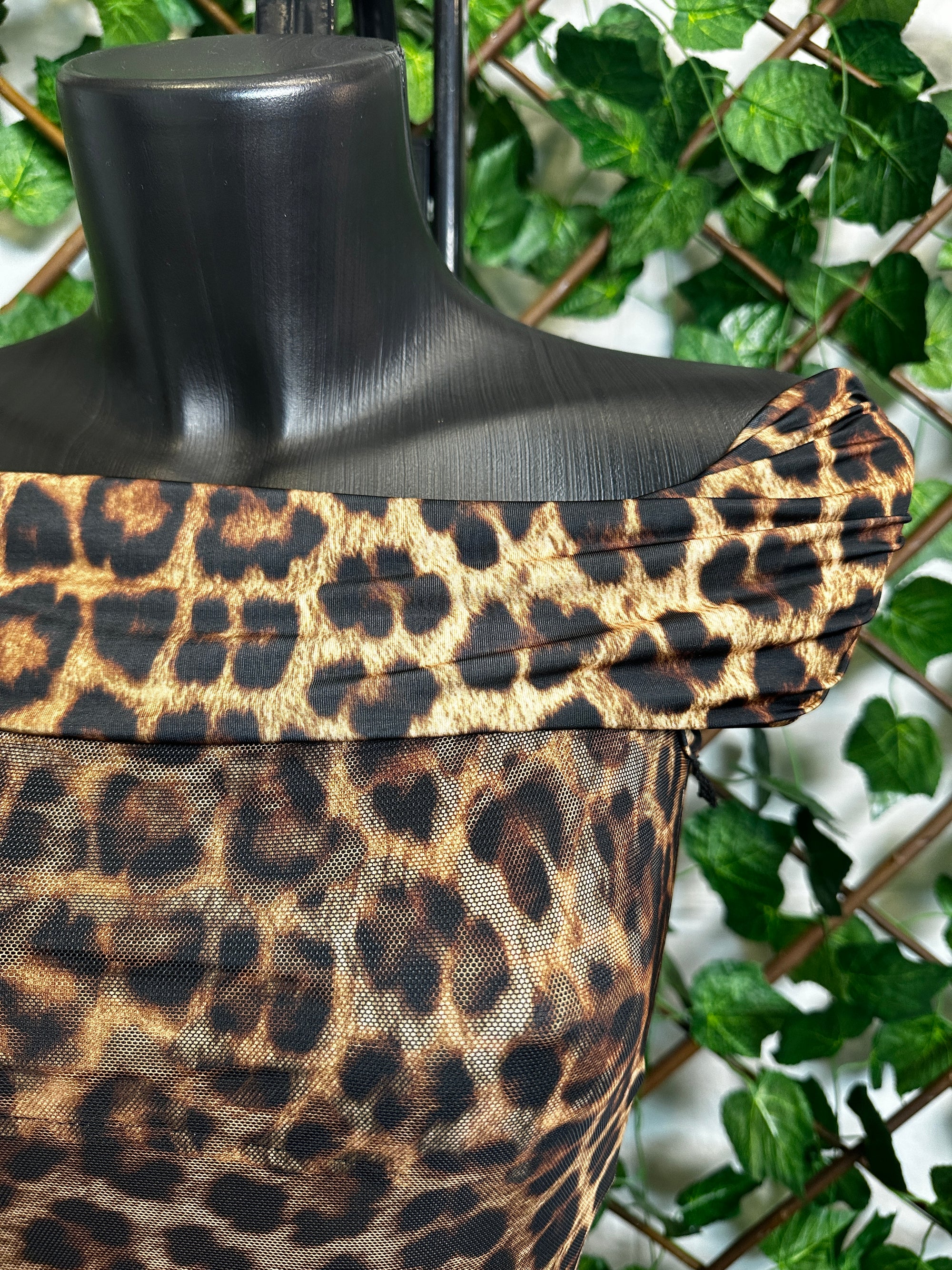 Tutina lunga leopardata con la schiena scoperta