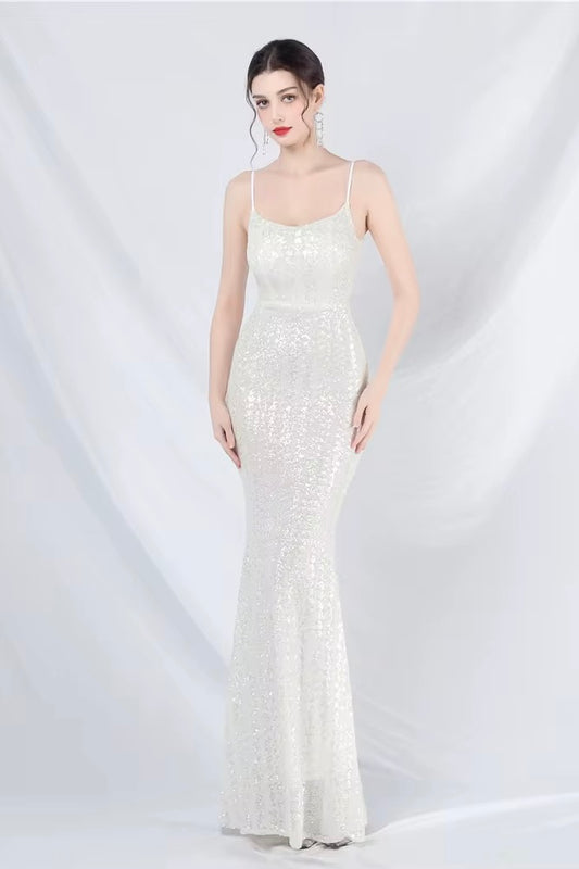 Vestito lungo elegante con la schiena scoperta in paillettes