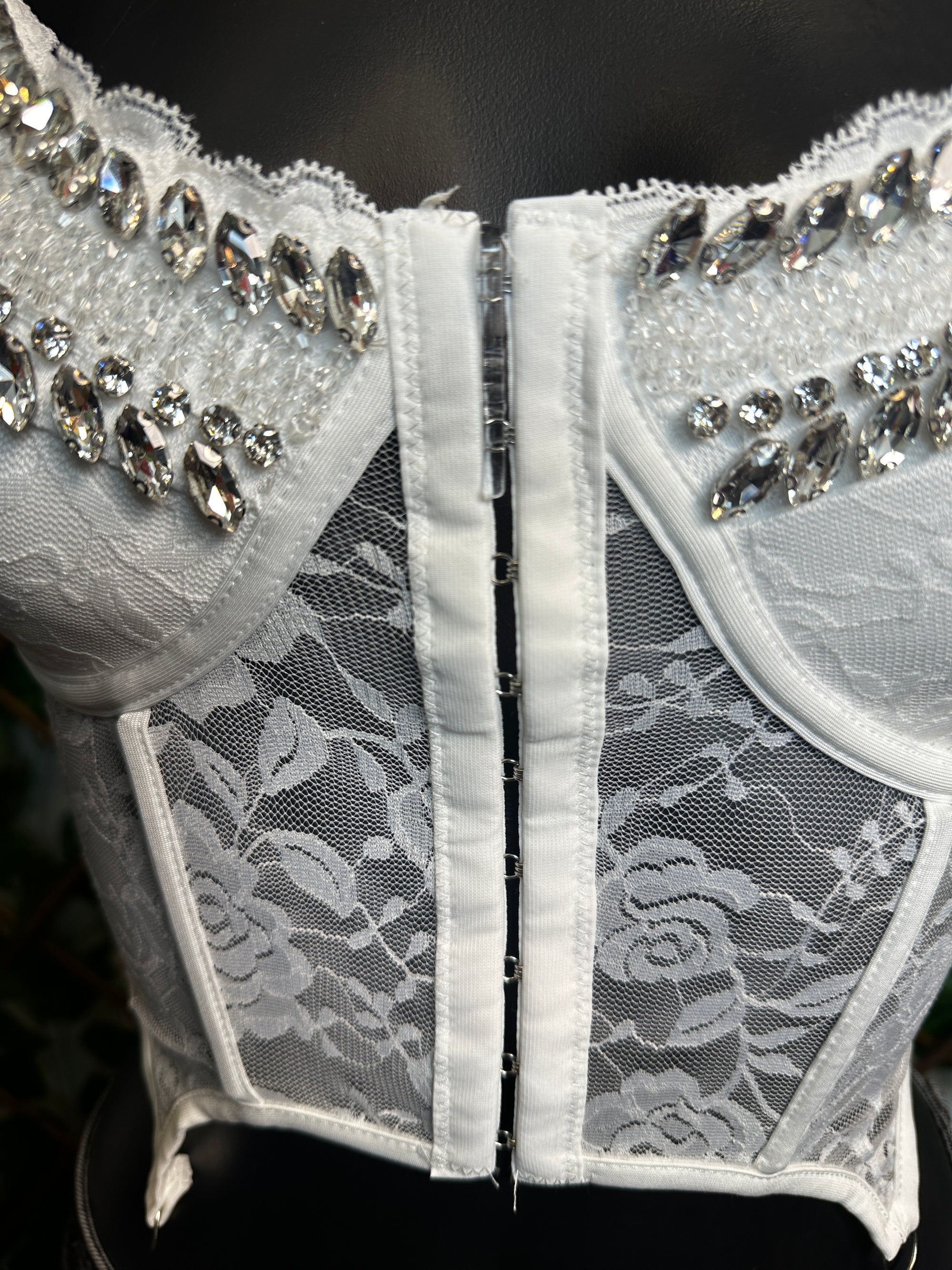 Corsetto in pizzo con diamantini e l'apertura davanti TU