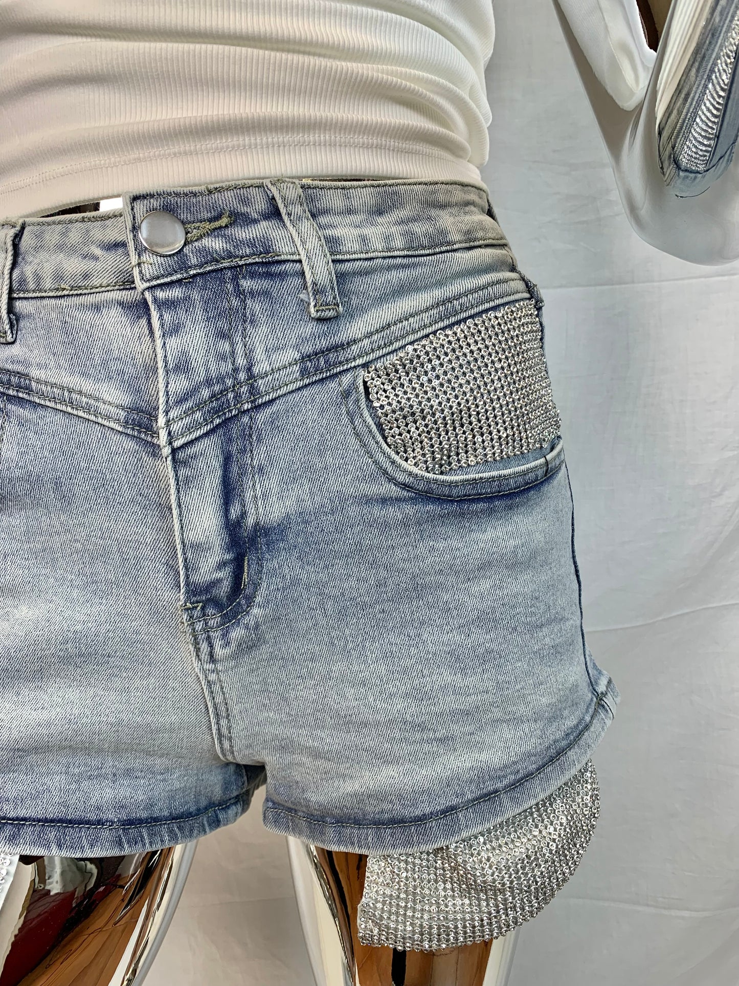 PRIMAVERA 2024 | Pantaloncini di jeans lucidi con strass di moda