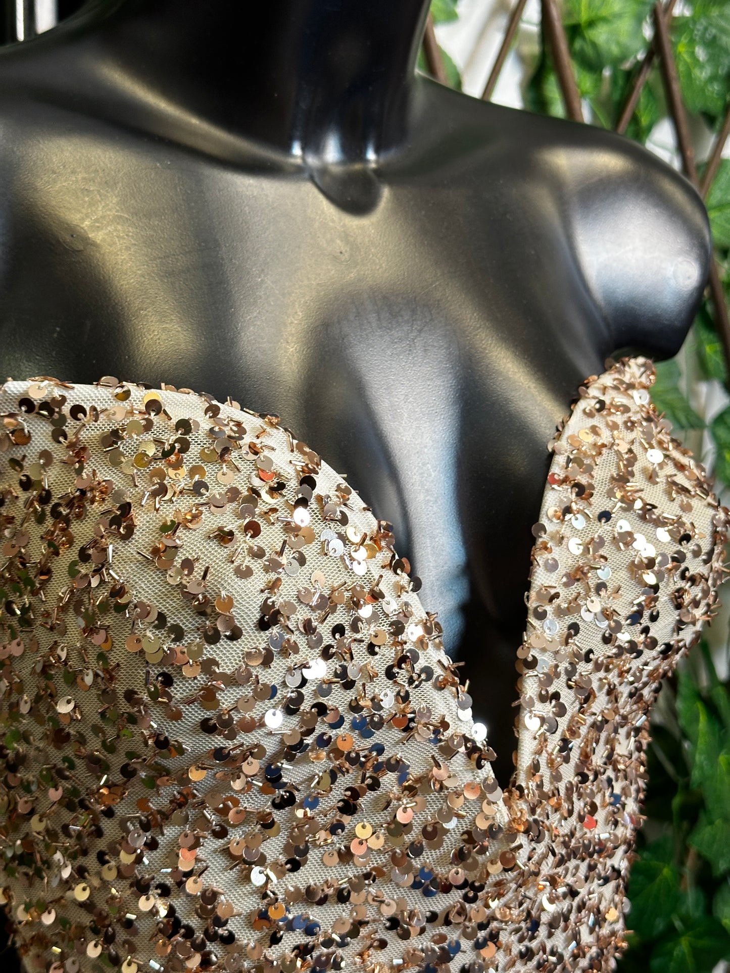 Modello paillettes: vestito corto con la scollatura speciale