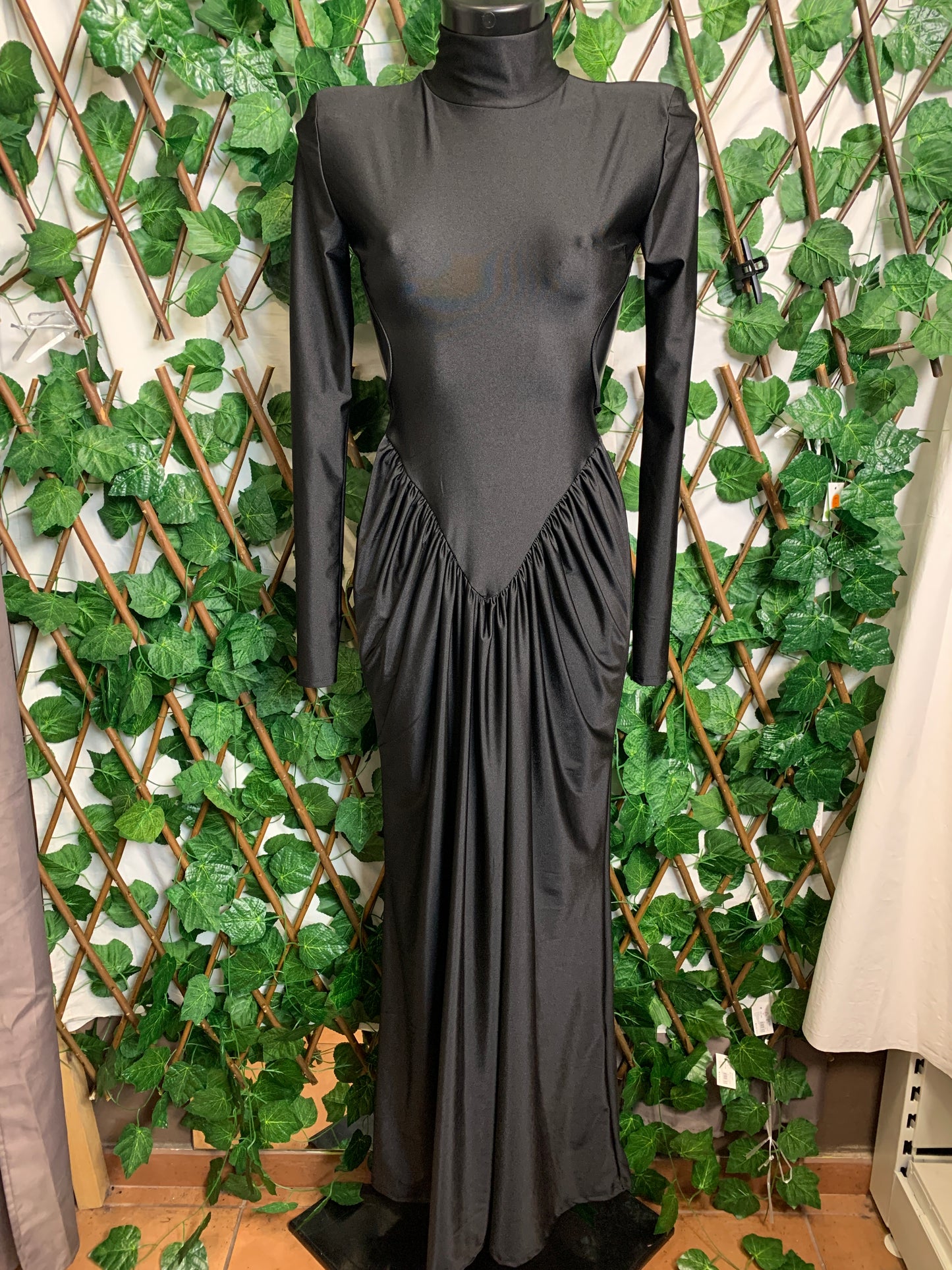 Vestito lungo con spalla imbottita e schiena scoperta