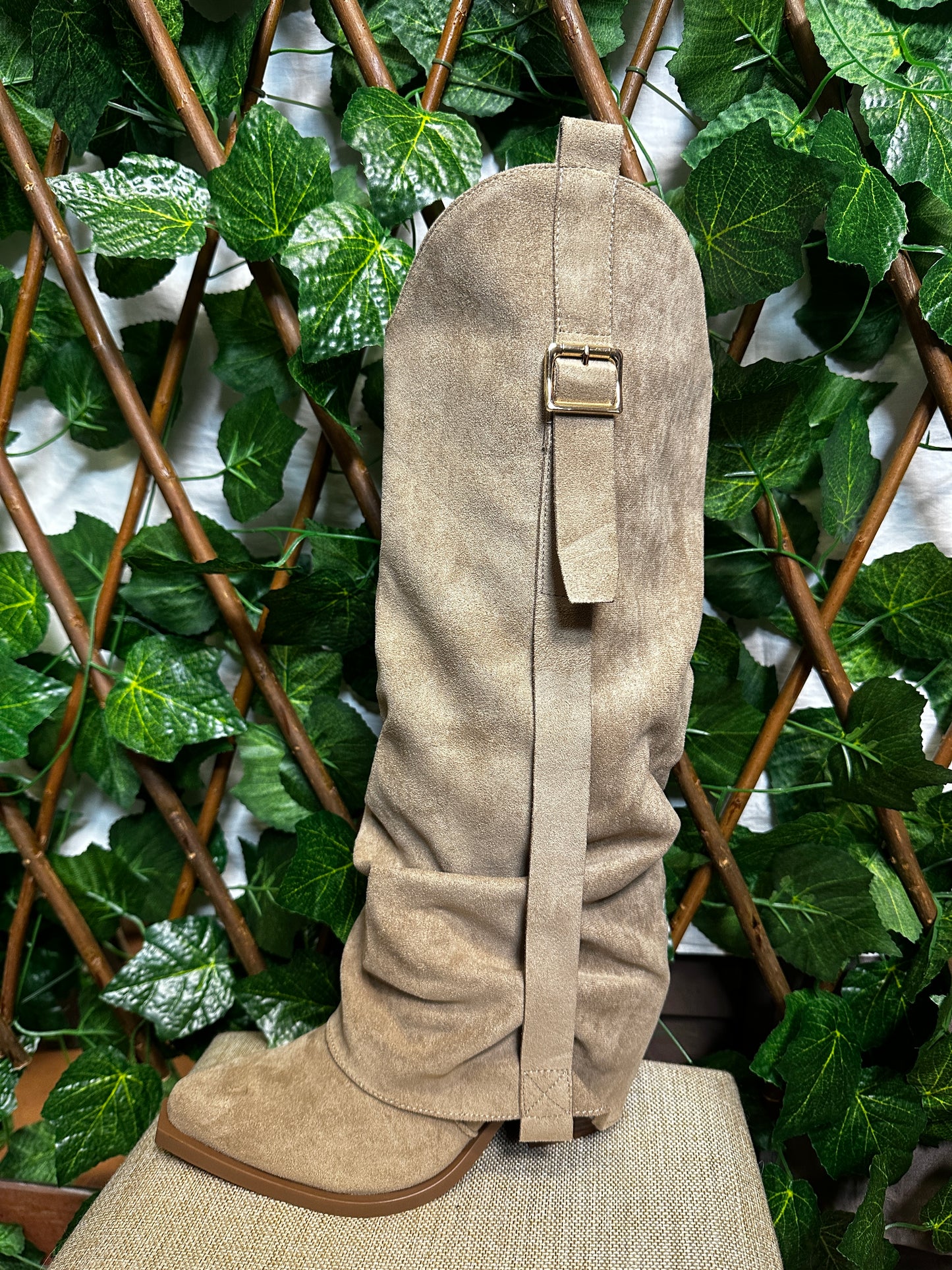 Boots with vertical belt