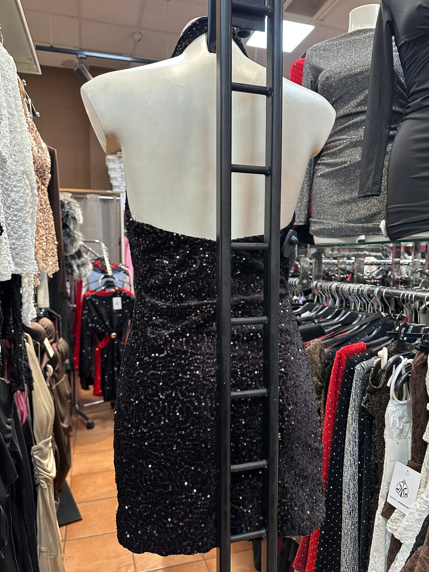 Mini-abito paillettes scollo all’americana – FUOCO LIQUIDO