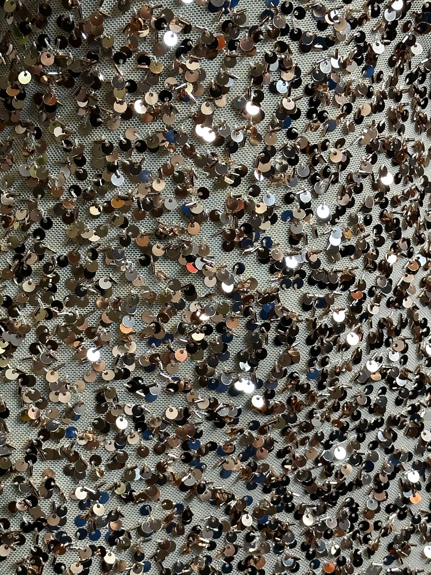 Modello paillettes: vestito corto con la scollatura speciale