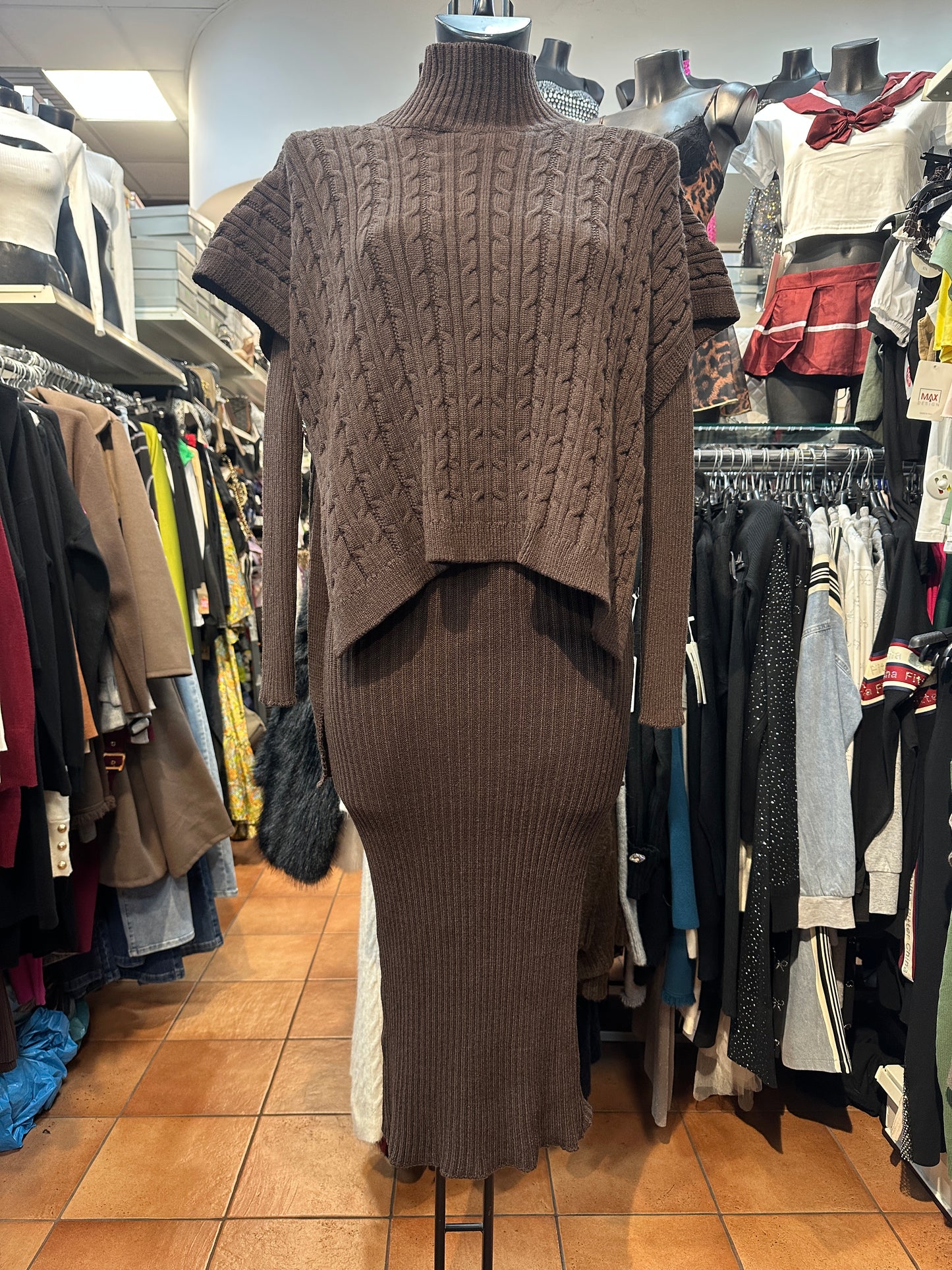 Completo in maglia vestito midi + poncho – MISTERO AVVOLGENTE 🖤✨