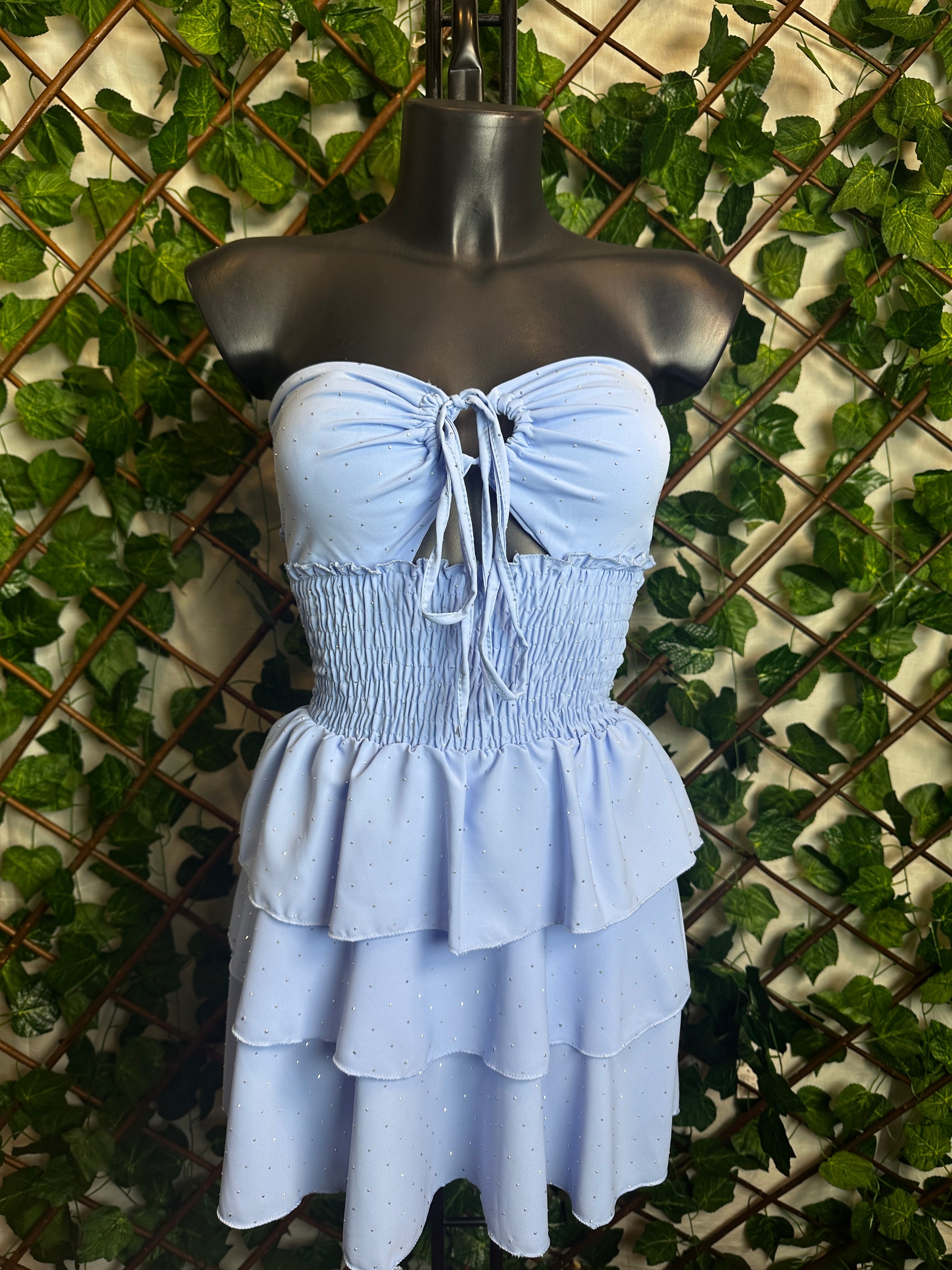 Vestito corto senza spalline, sotto svasato, con brillantini