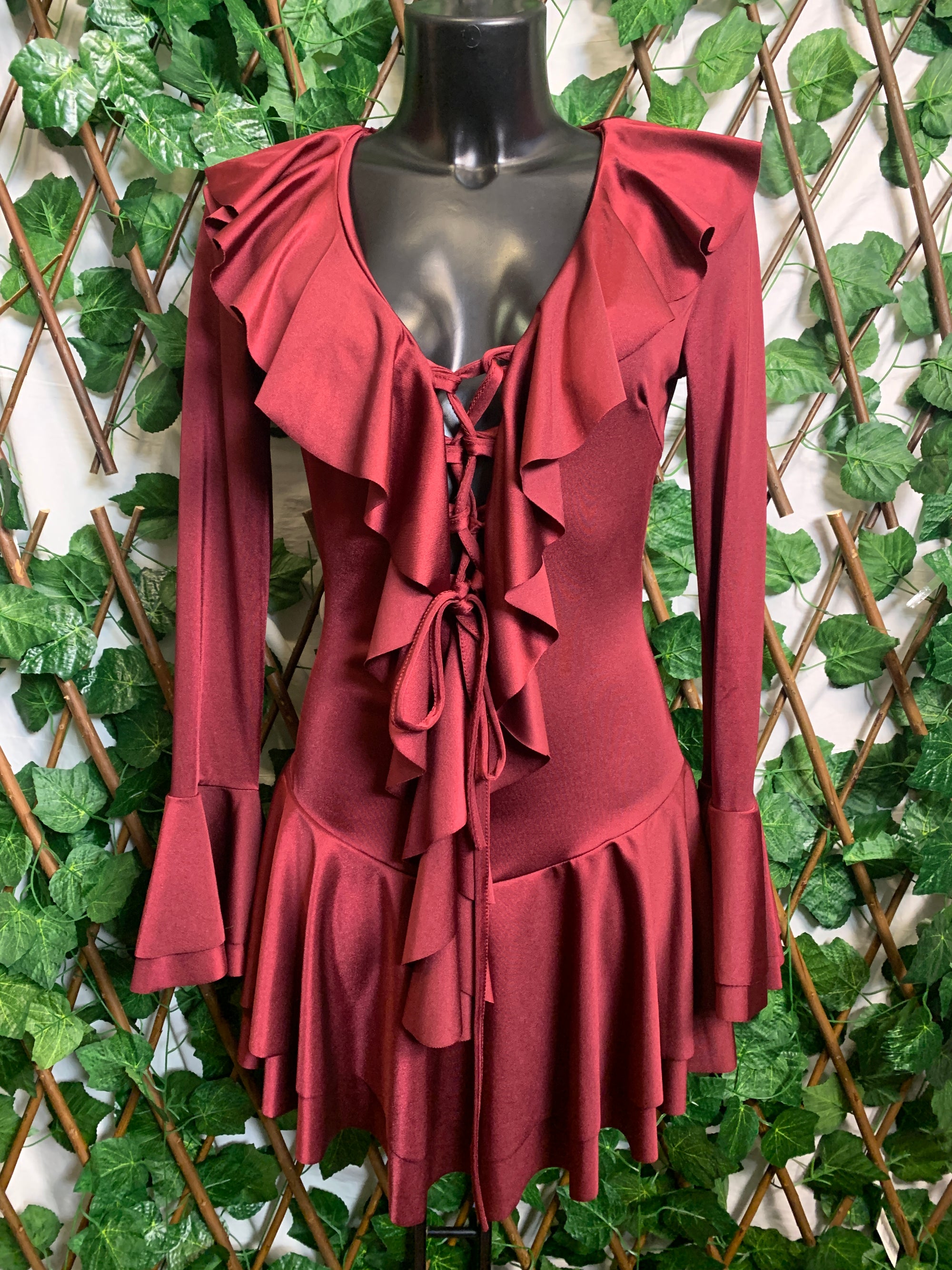 Vestito elegante con laci