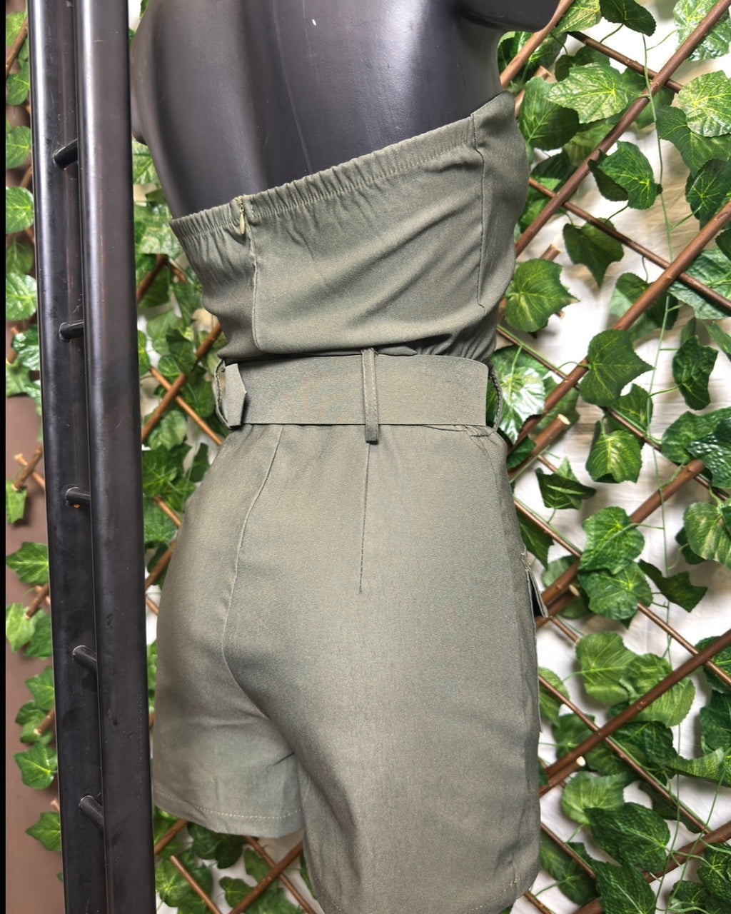 Vestito cargo senza spalline, con cintura sotto pantaloncino