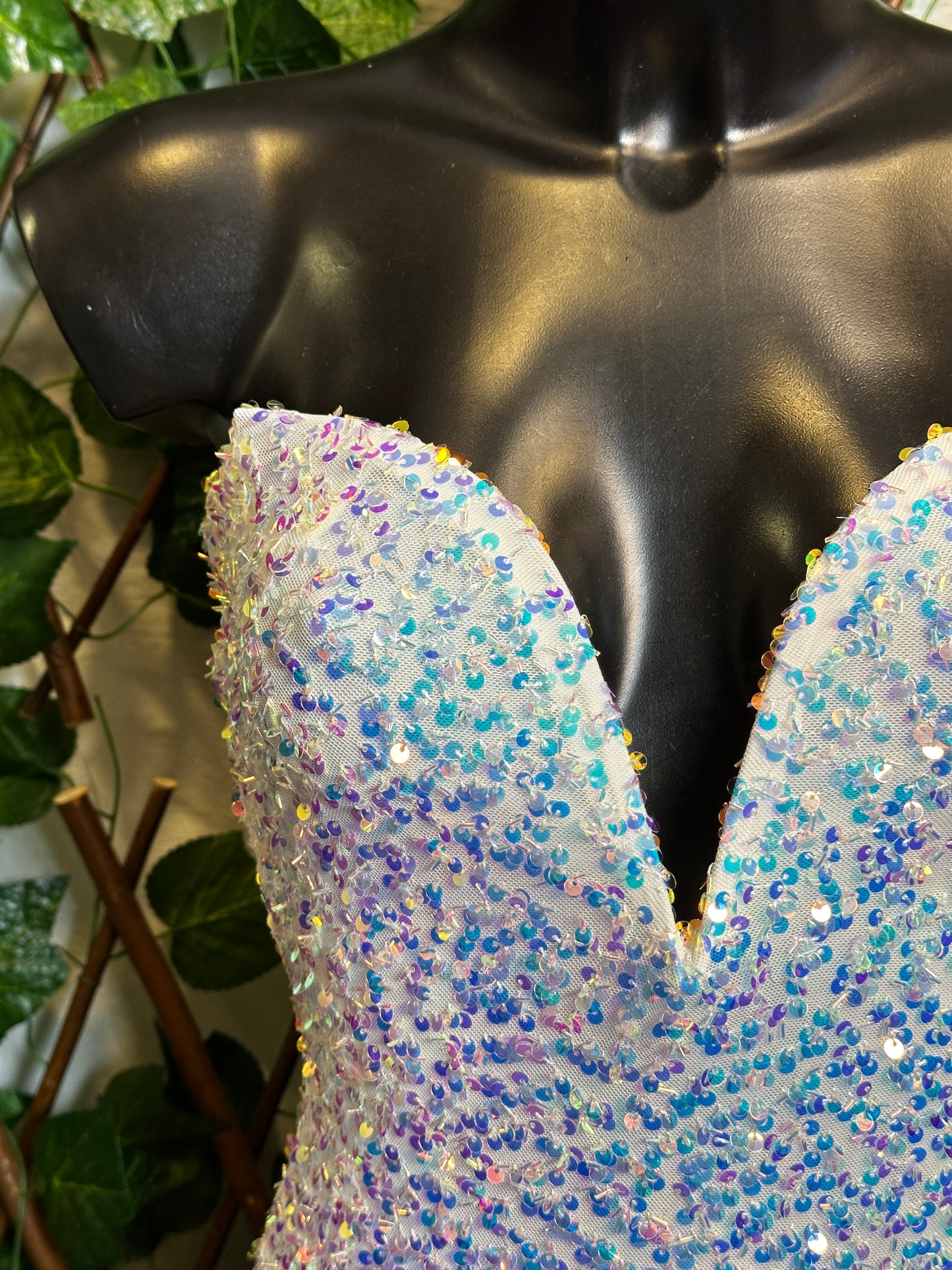 Modello paillettes: vestito corto con la scollatura speciale