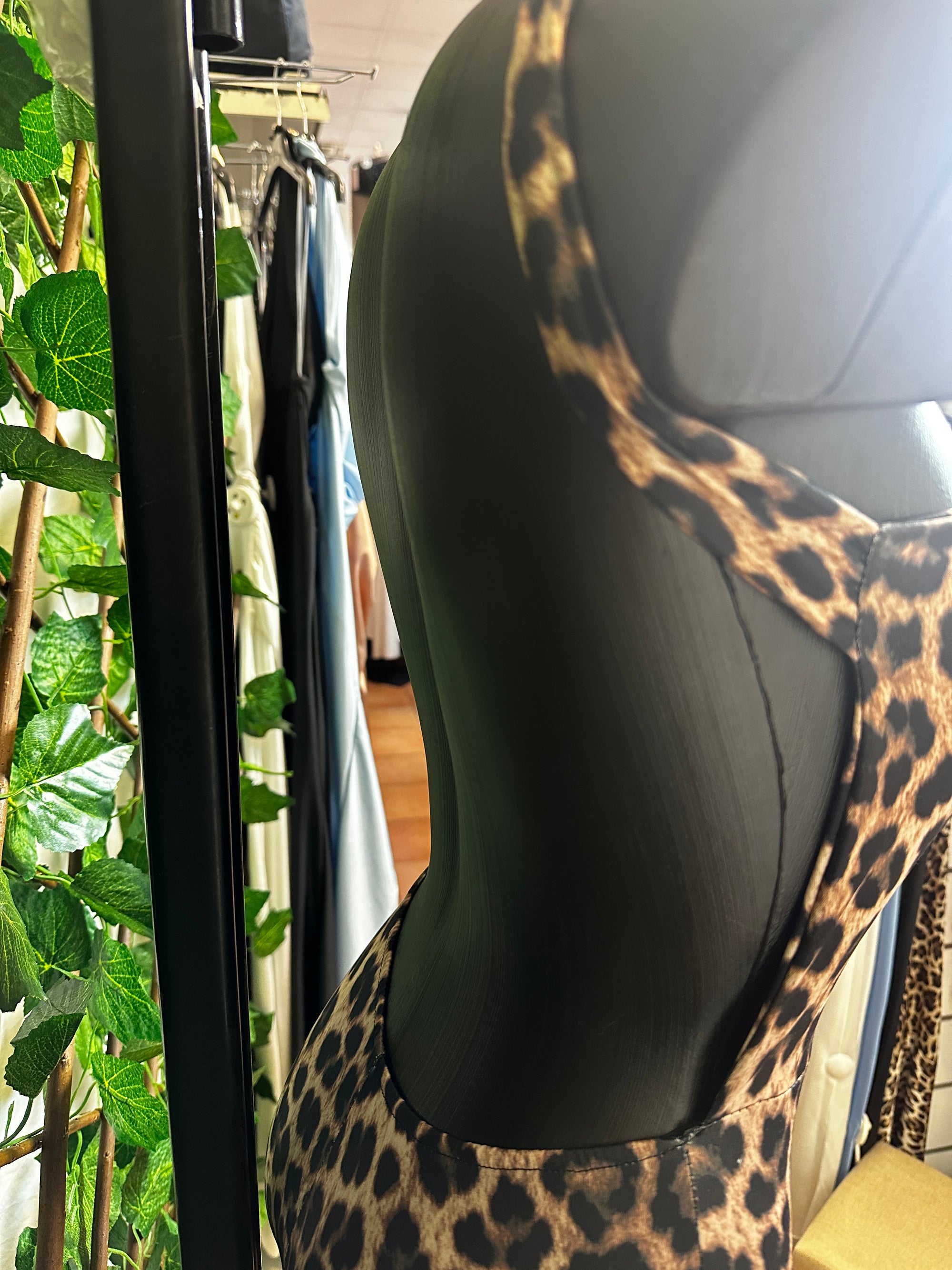 Tutina lunga leopardata con la schiena scoperta