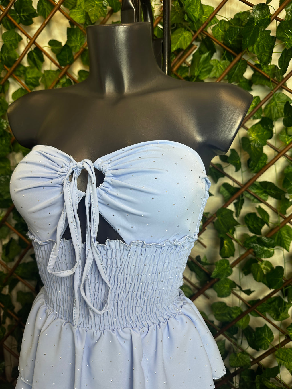 Vestito corto senza spalline, sotto svasato, con brillantini