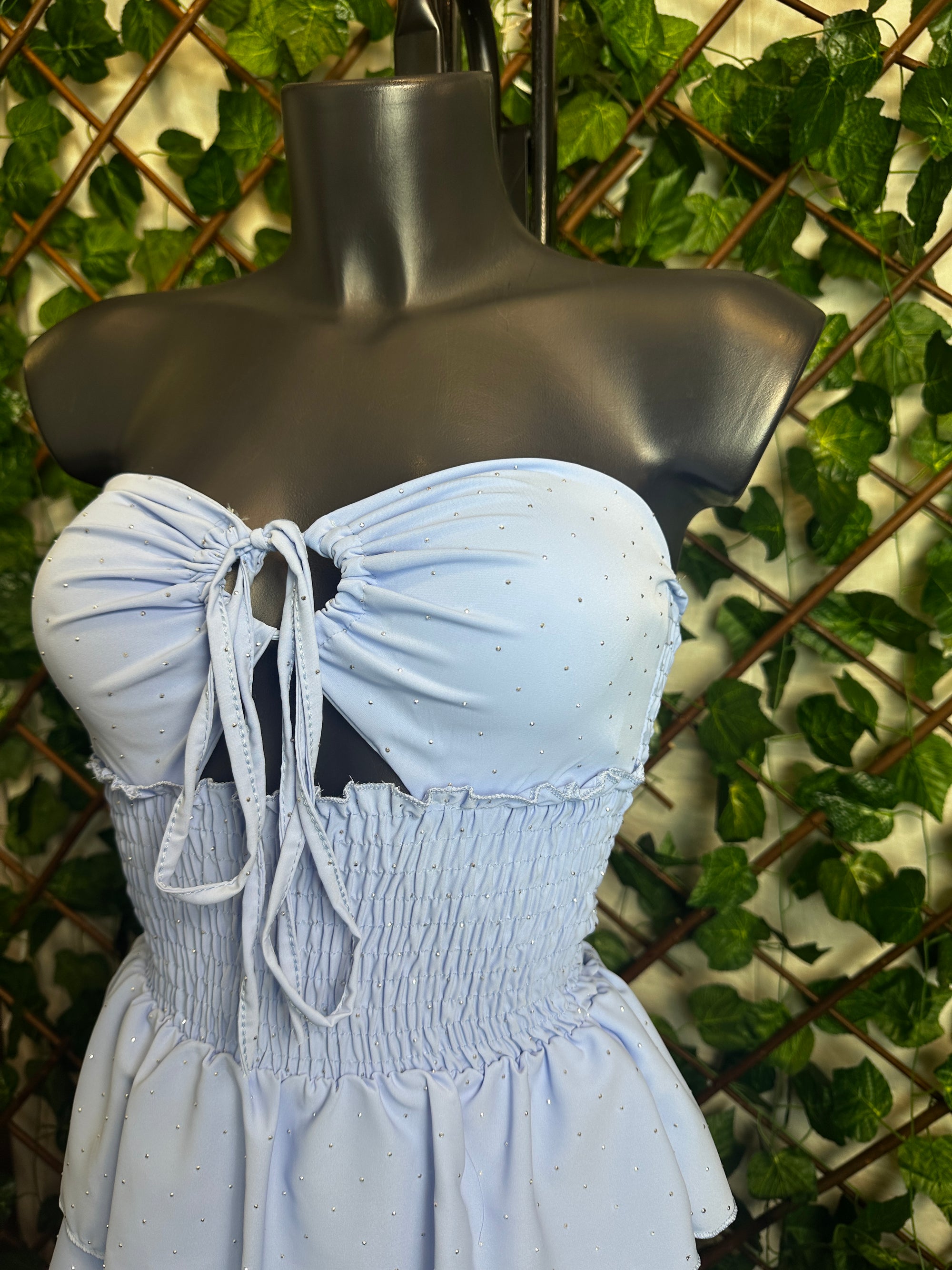 Vestito corto senza spalline, sotto svasato, con brillantini