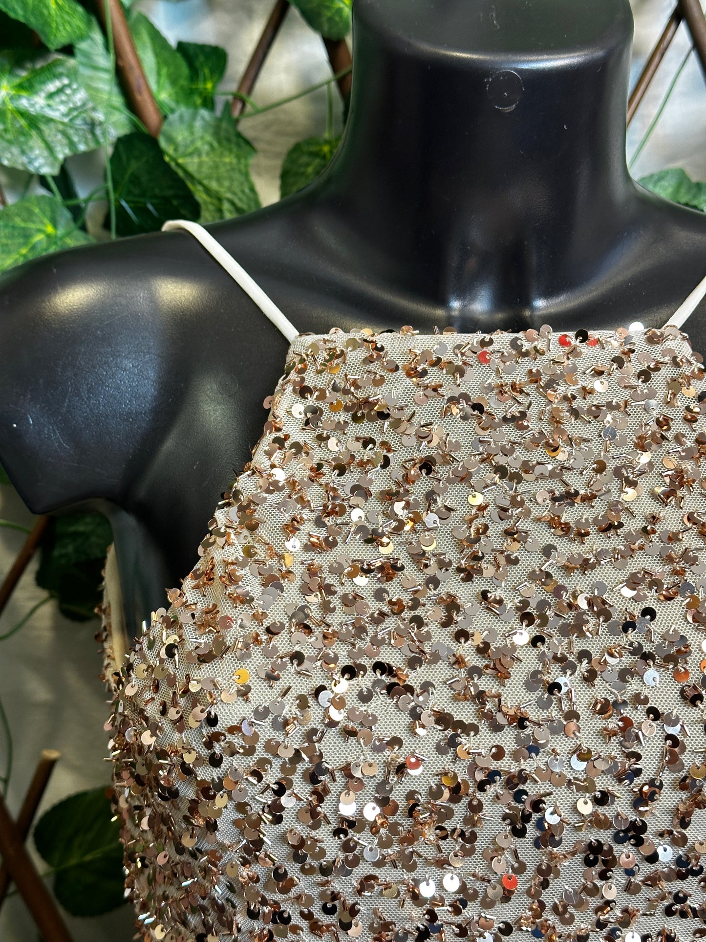 Modello paillettes: vestito corto con bretelle e la schiena scoperta