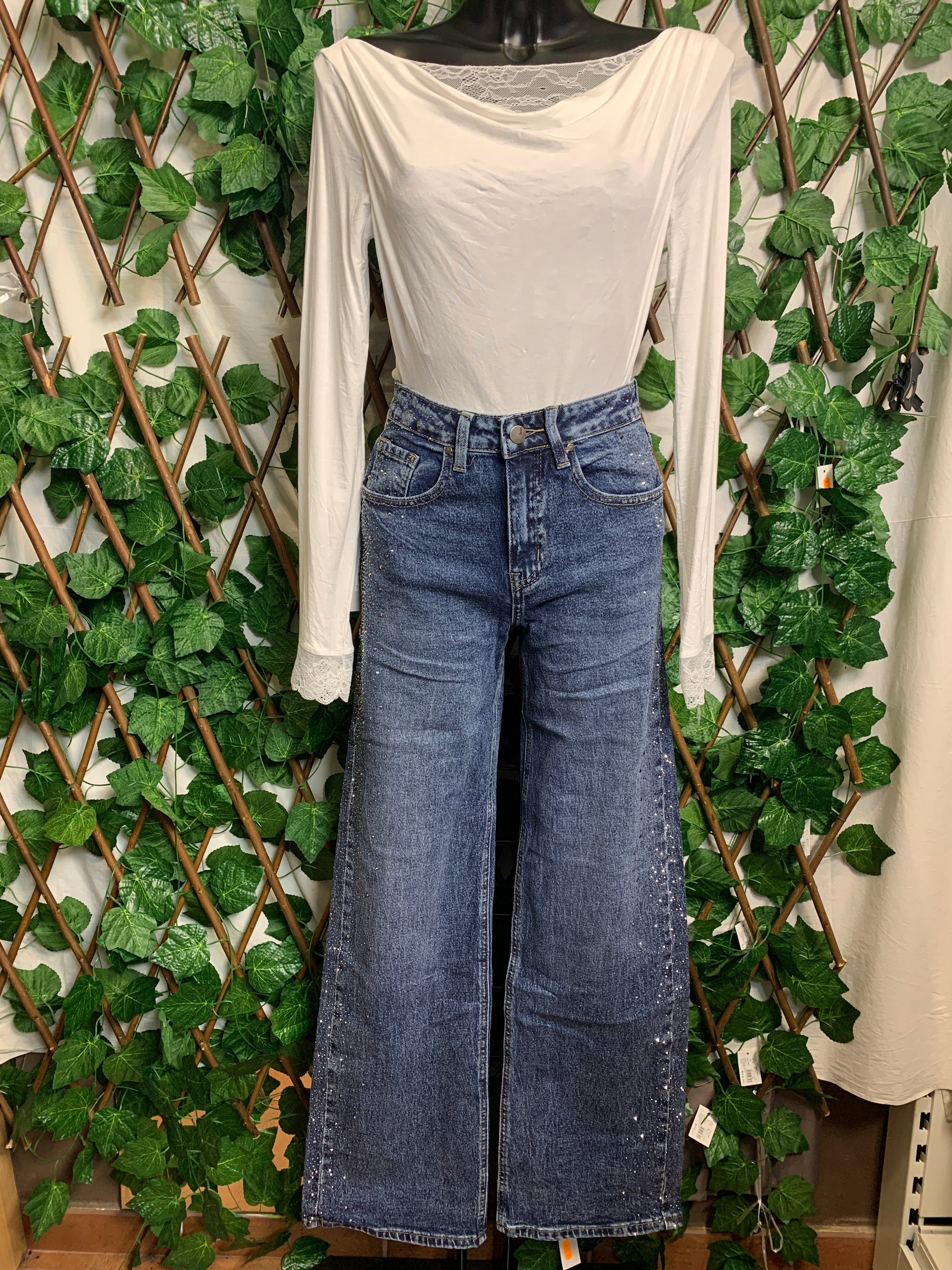 Jeans con brillantini sui fianchi