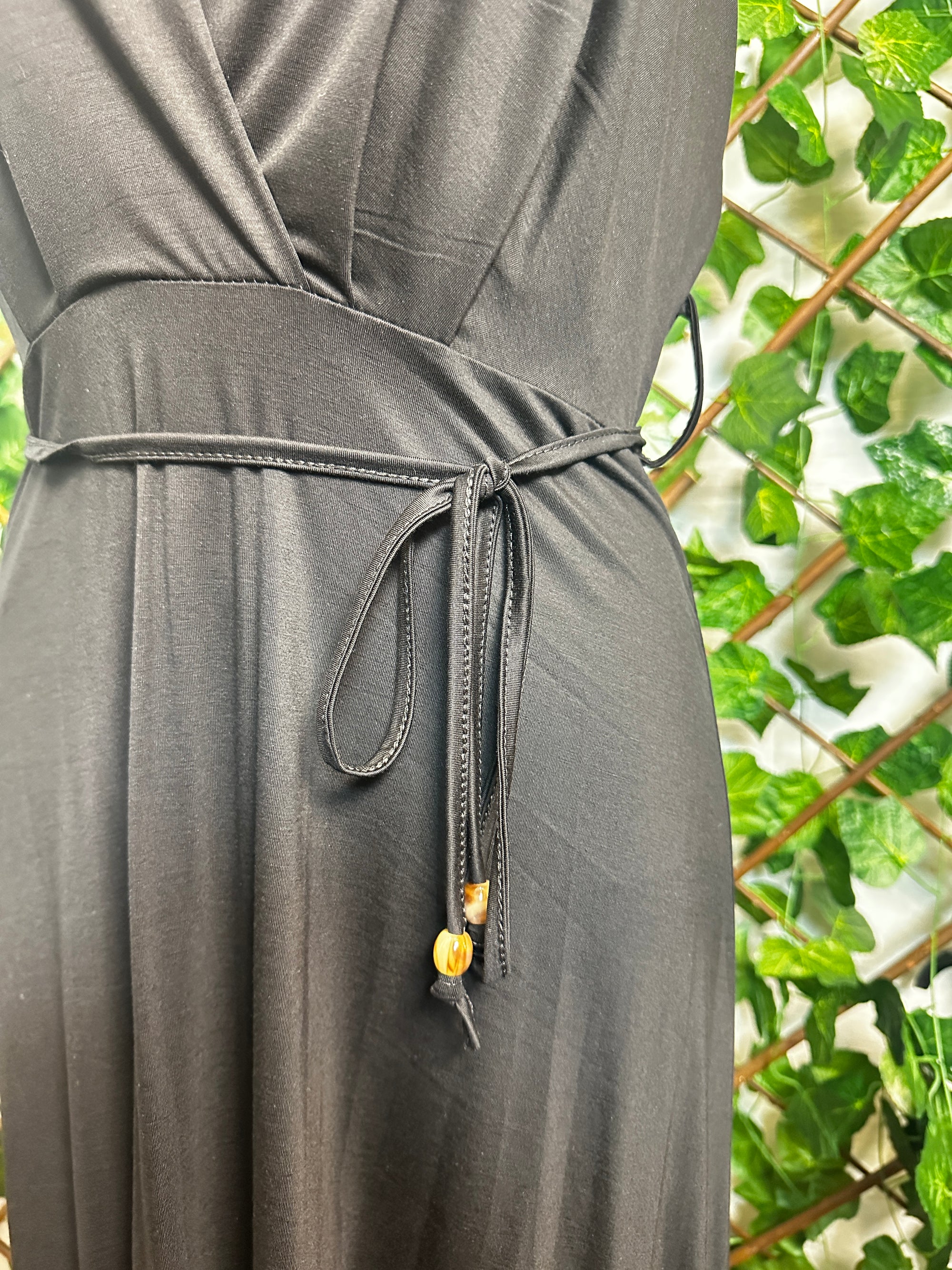 Vestito lungo elegante con cinturino e la schiena scoperta