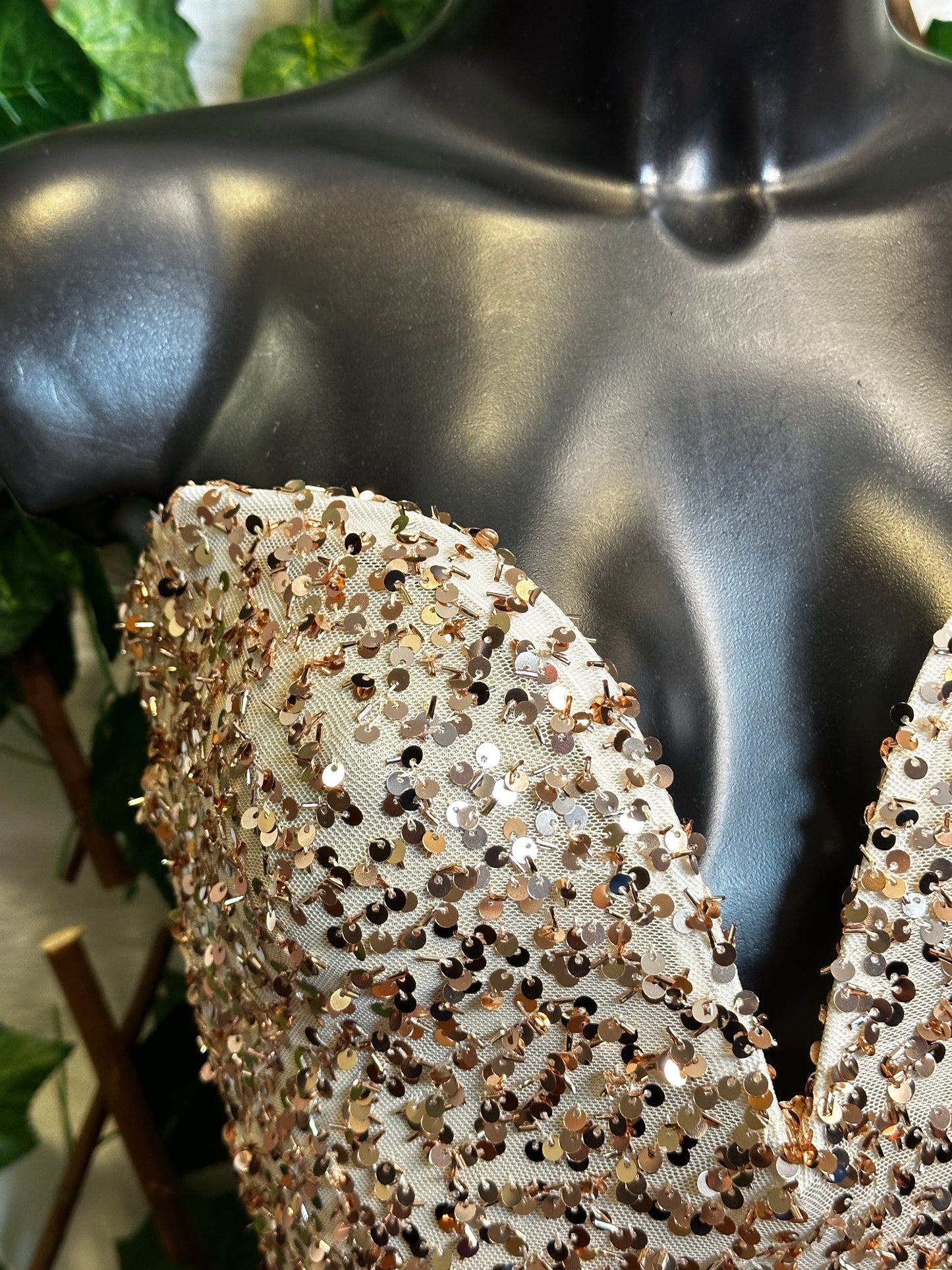 Modello paillettes: vestito corto con la scollatura speciale