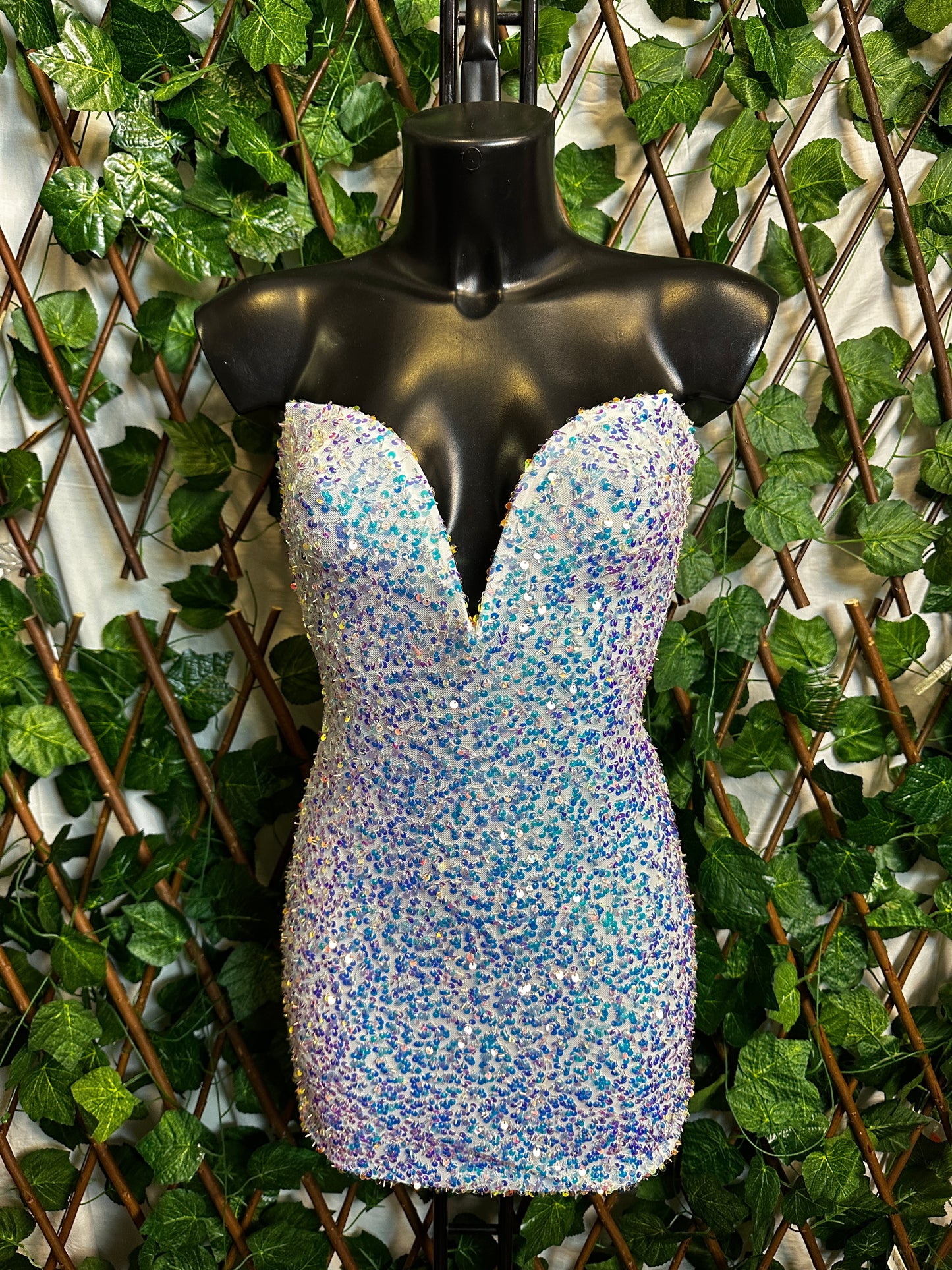 Modello paillettes: vestito corto con la scollatura speciale