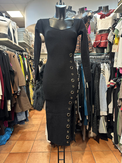 Abito midi aderente con occhielli dorati e spacco – GUERRIERA CHIC 🖤🔥