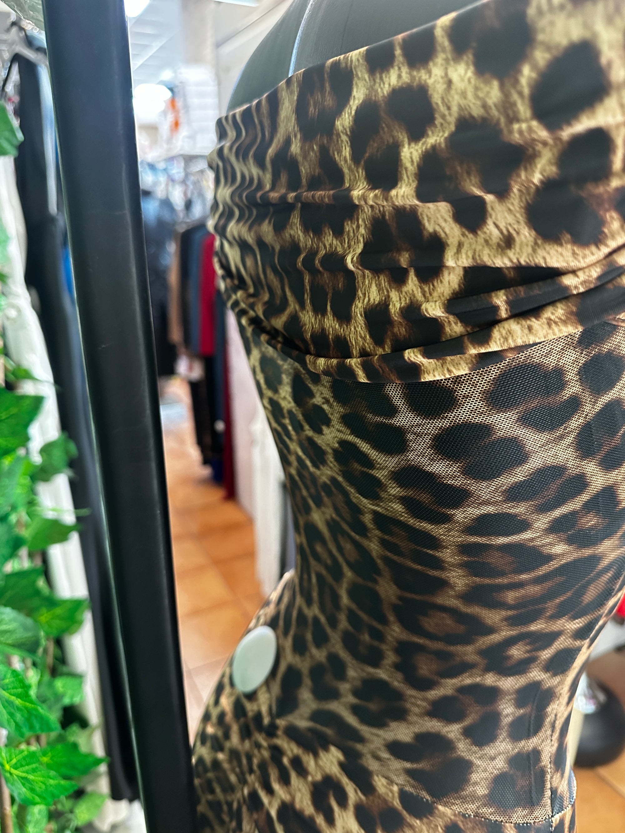 Tutina lunga leopardata con la schiena scoperta