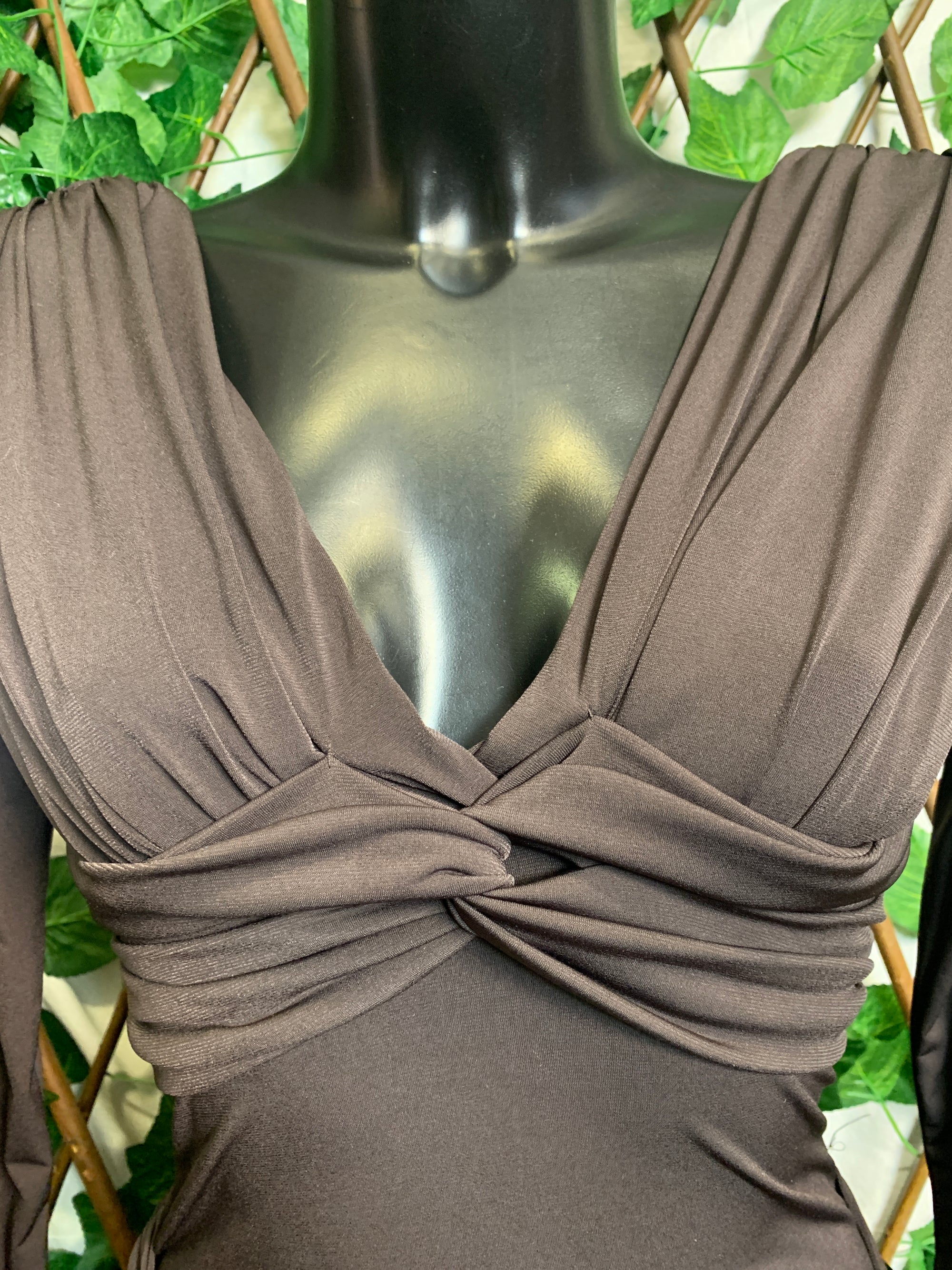 Vestito con spalle imbottito