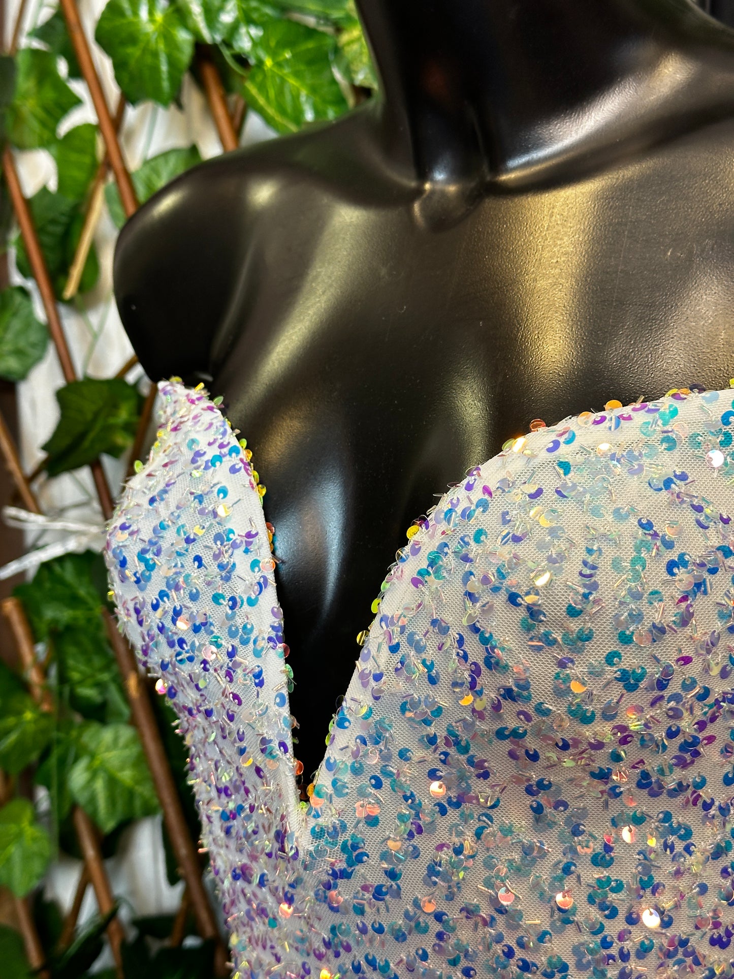 Modello paillettes: vestito corto con la scollatura speciale