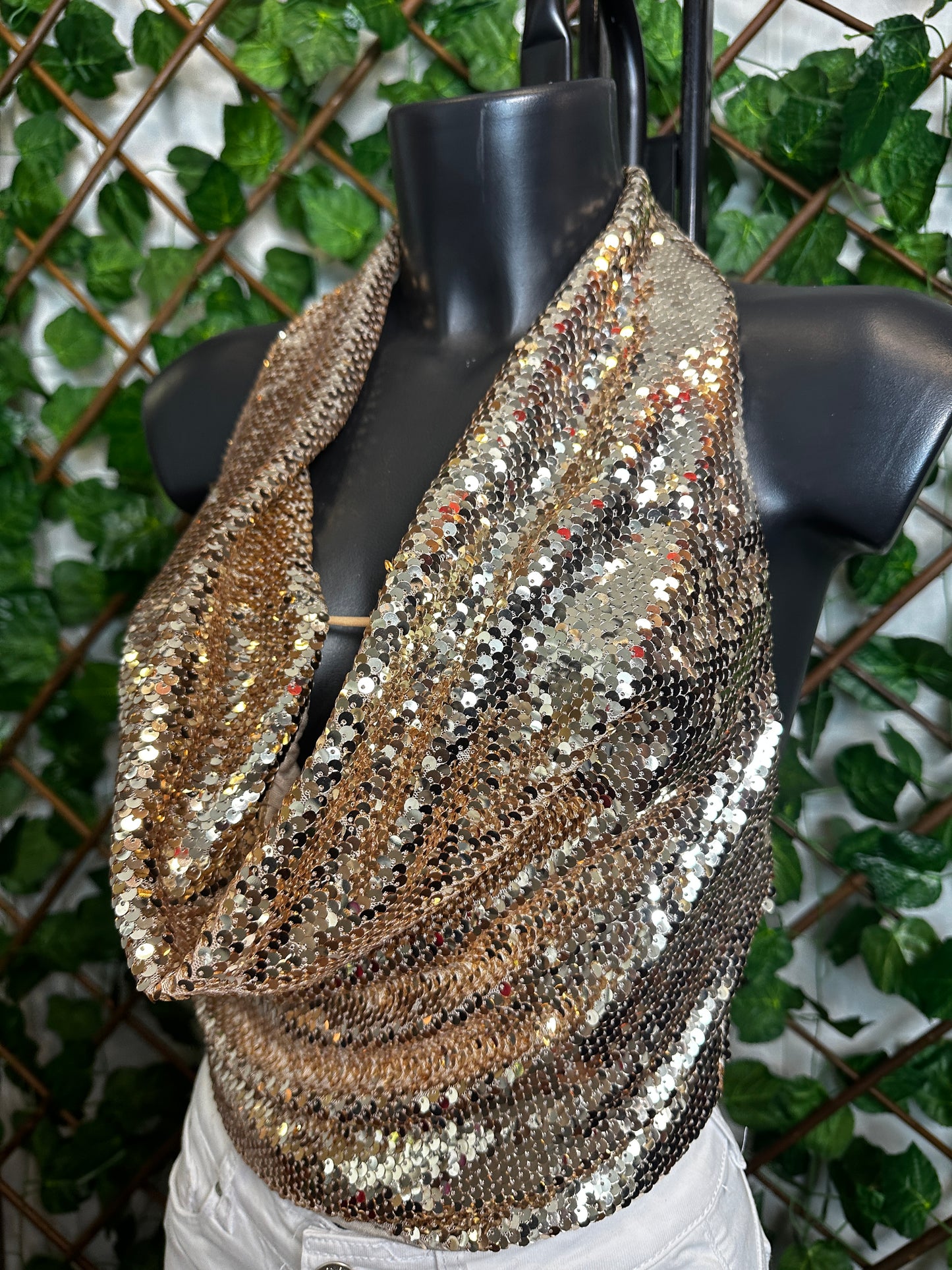 Top in paillettes con la scollatura profonda e la schiena scoperta