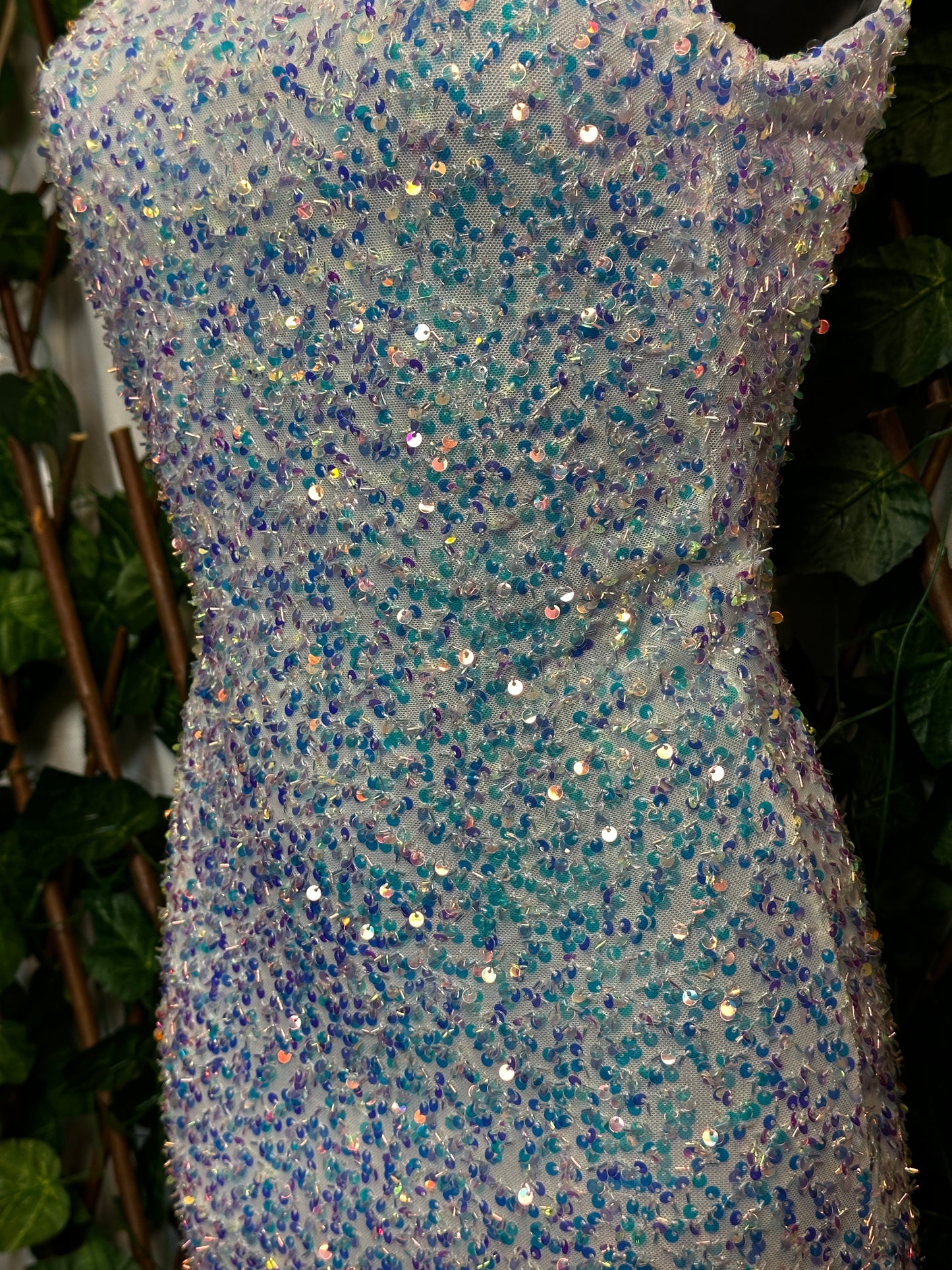 Modello paillettes: vestito corto con bretelle e la schiena scoperta