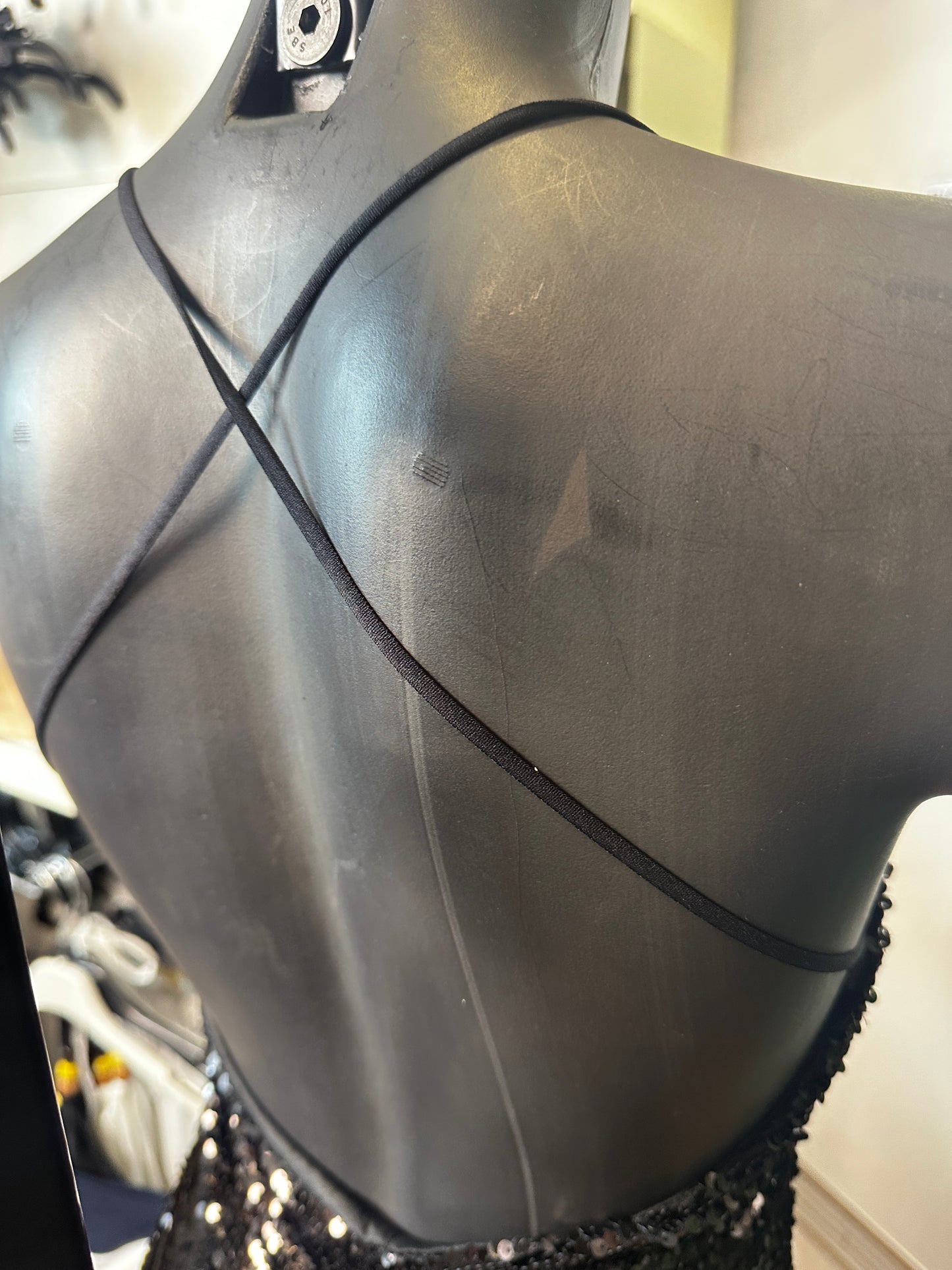 Vestito lungo elegante con la schiena scoperta in paillettes