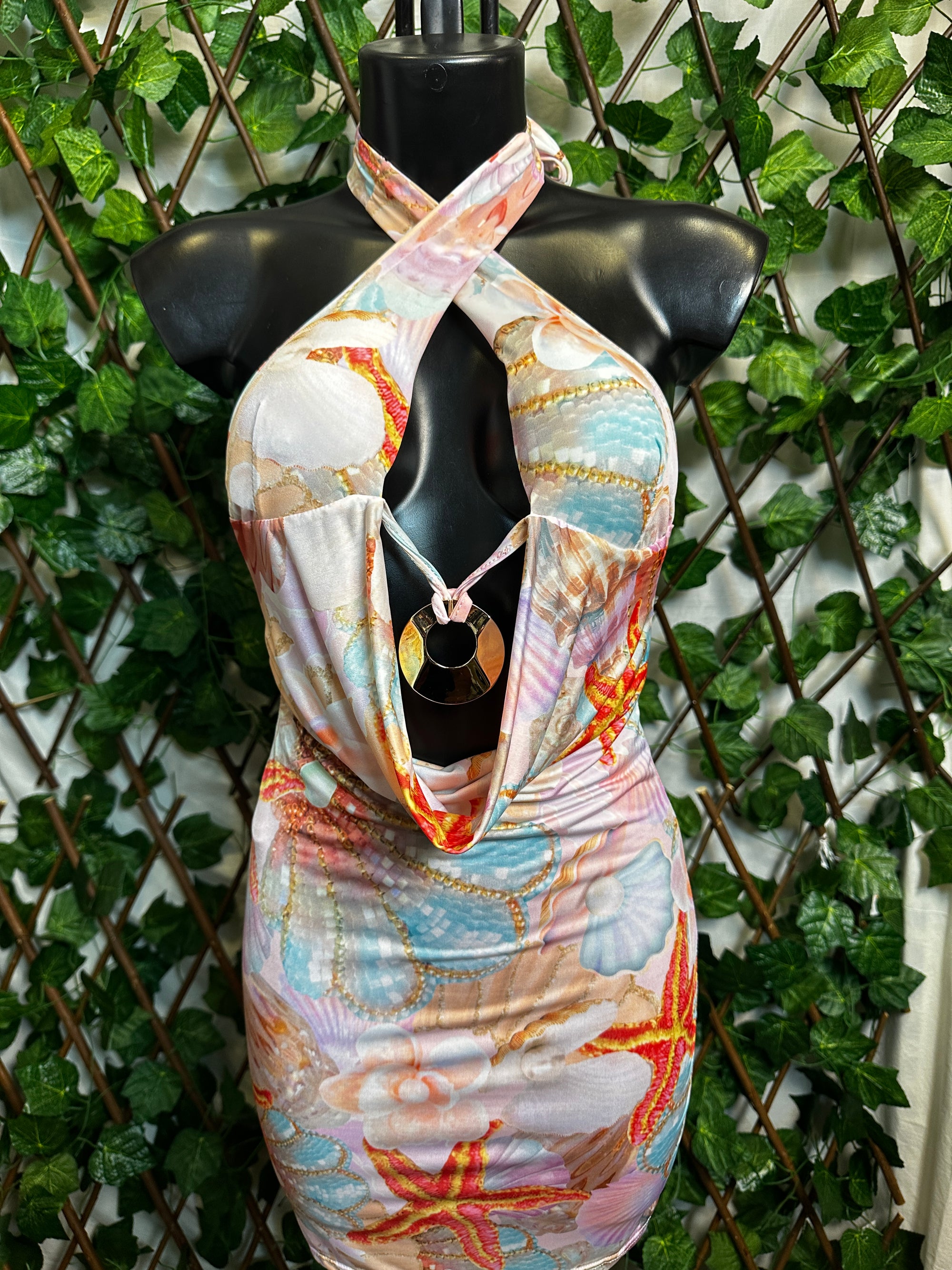 Vestito corto con scollatura profonda e dettaglio dettaglio cerchio dorato e la schiena scoperta | taglia unica