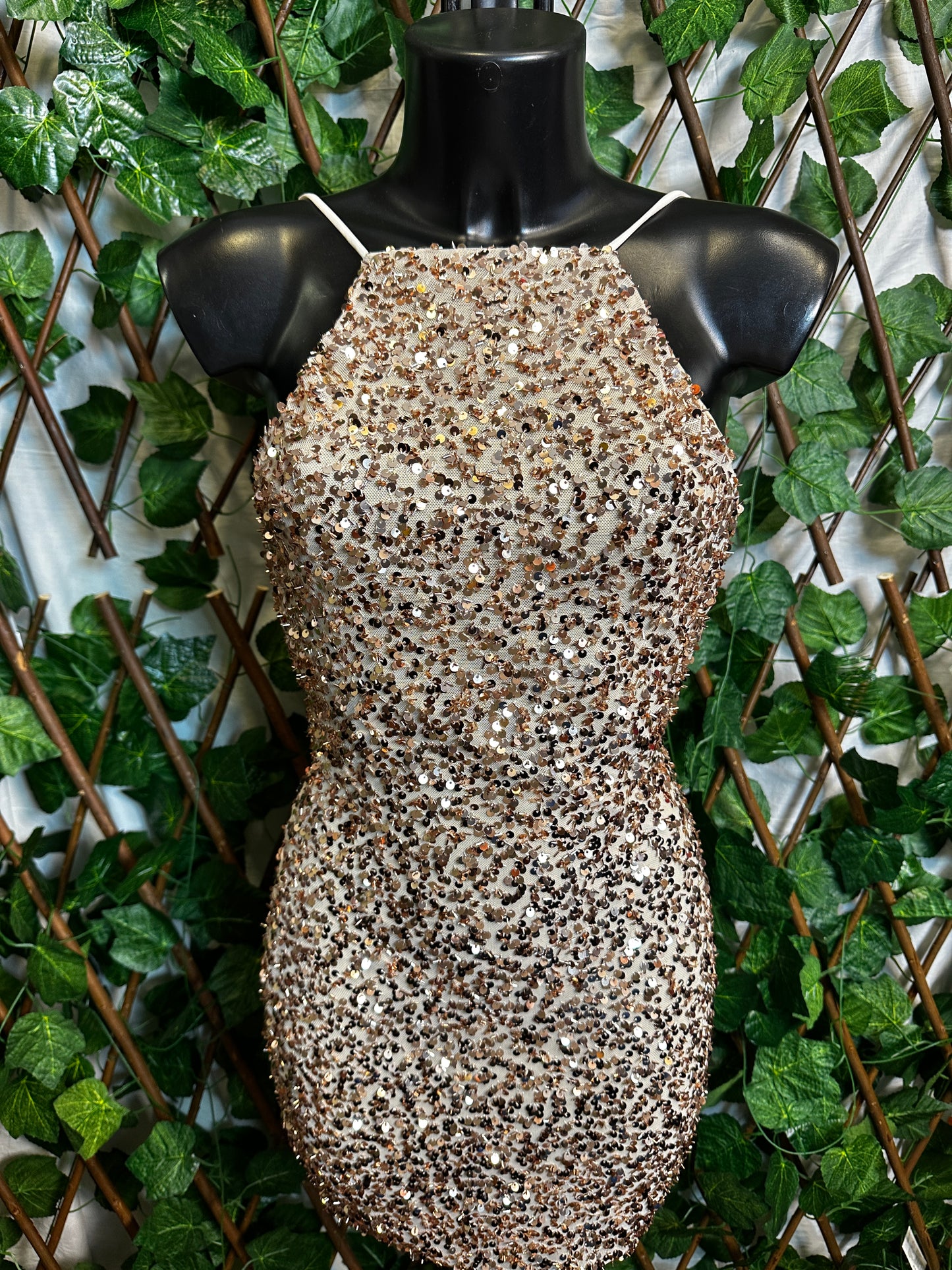 Modello paillettes: vestito corto con bretelle e la schiena scoperta