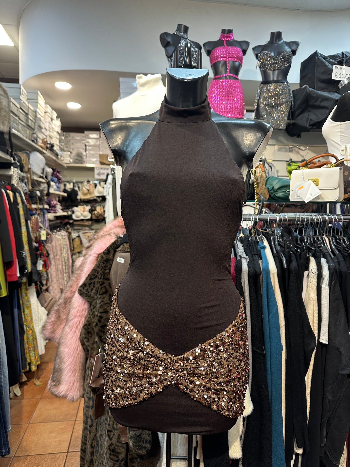 Mini-abito collo alto e schiena scoperta con fascia in paillettes – ONDA SEDUCENTE ✨🎶