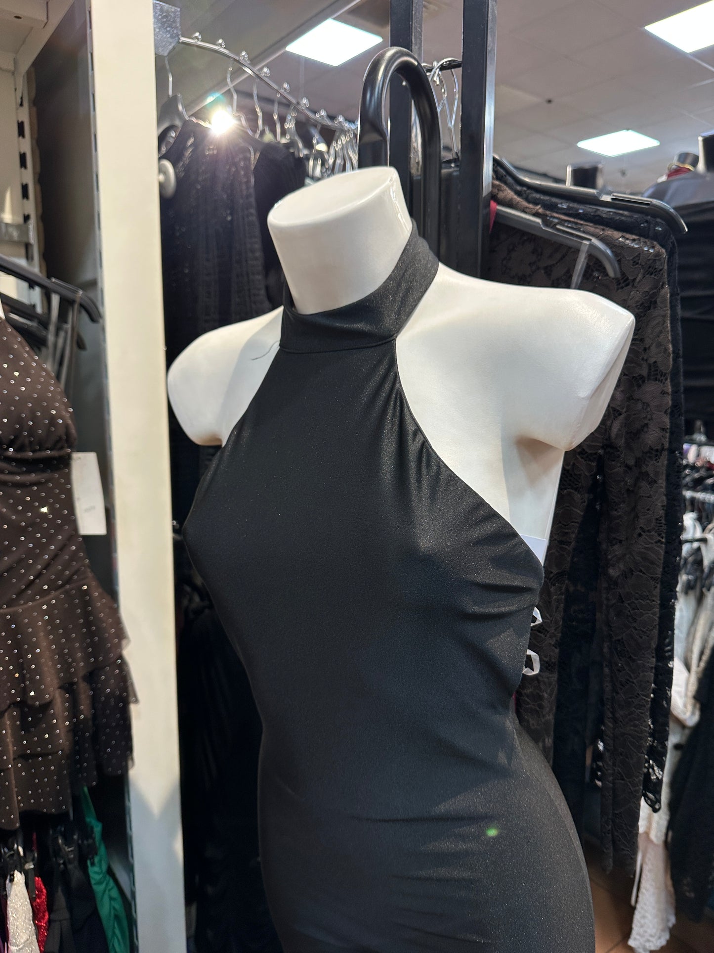 Tuta corta aderente con collo alto e schiena scoperta – OSSESSIONE NERA 🖤✨