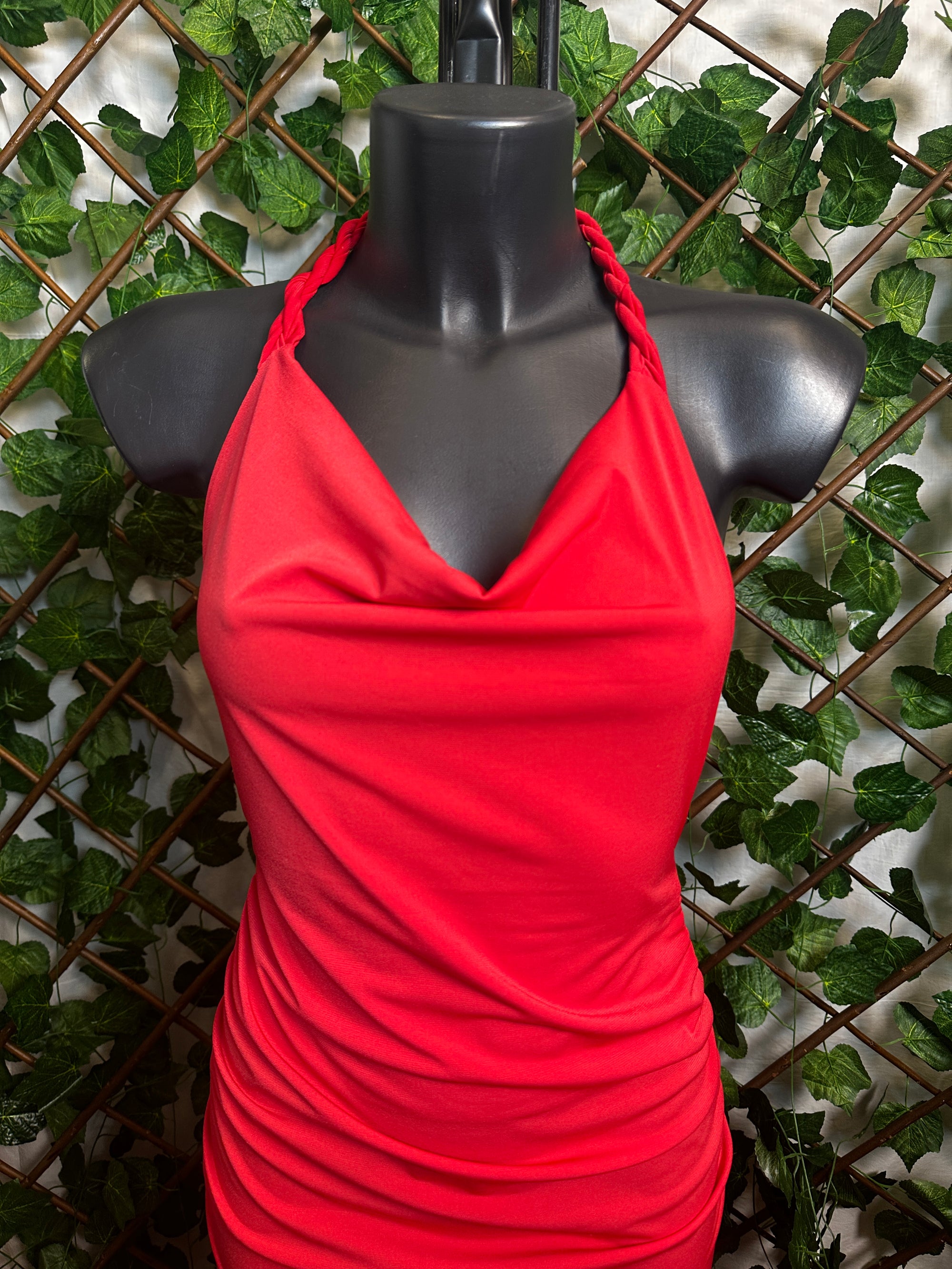 Vestito lungo con la corda sul collo, la schiena scoperta e arricciatura sui lati