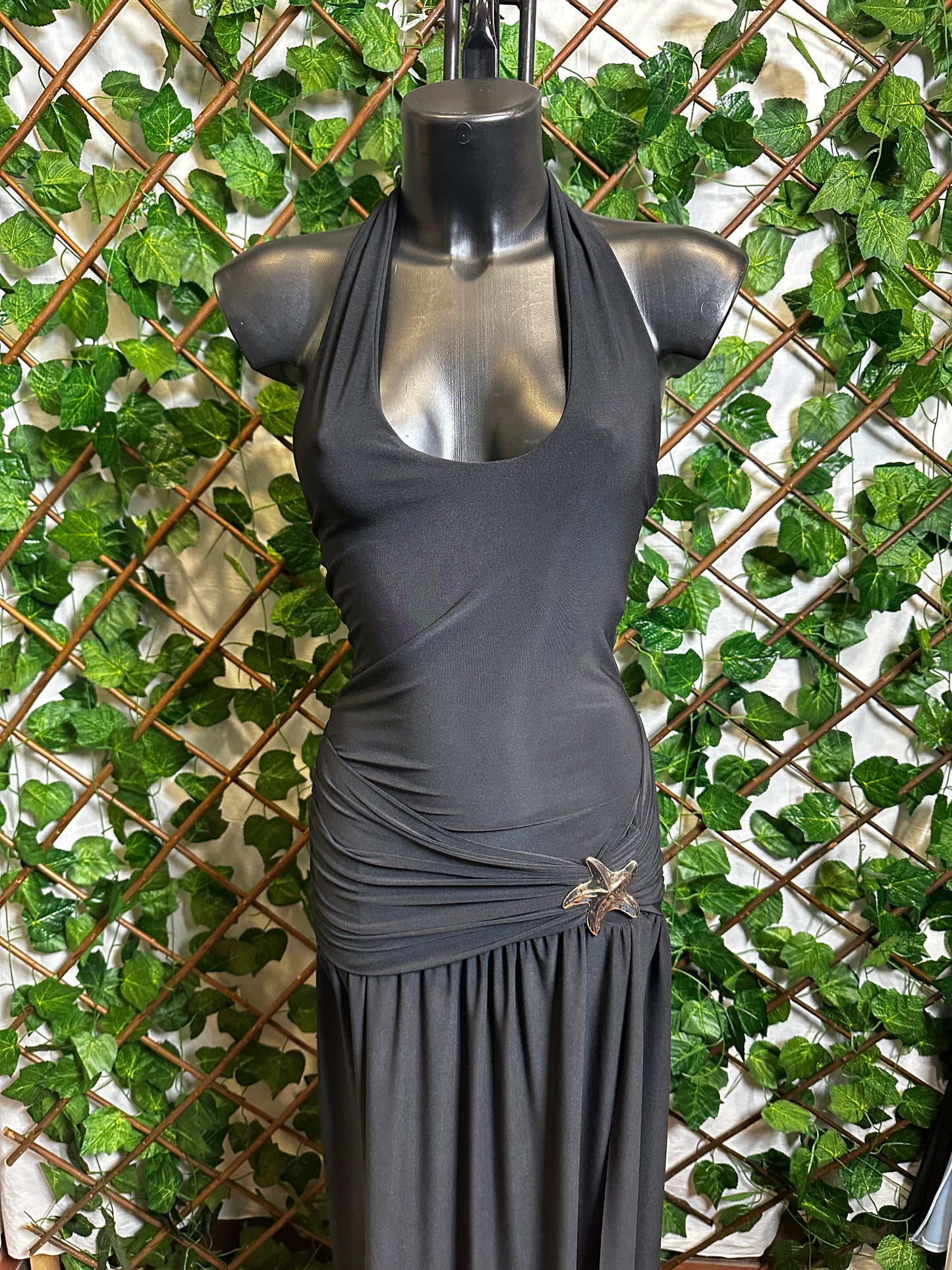 Vestito lungo con laccio sul collo, dettaglio stella marina e lo spacco sul lato sinistro