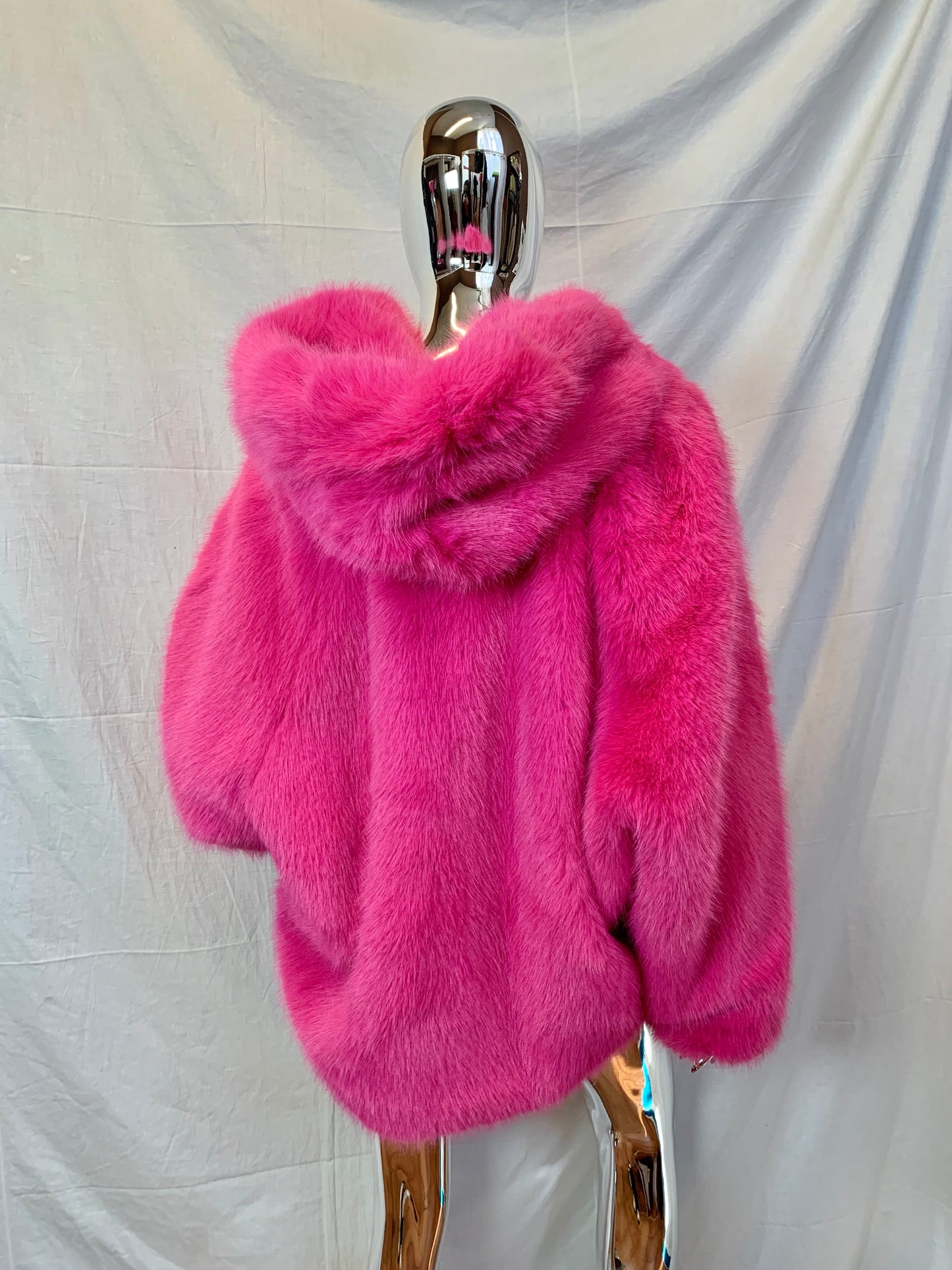 AUTUNNO 2024 | Giacca in ecopelliccia fuchsia con cappuccio oversize