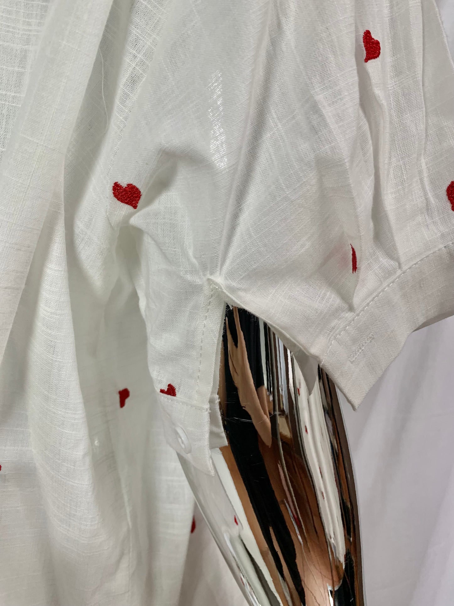 ESTATE 2024 | Camicia bianca di lino con stampa cuori e ciliegie