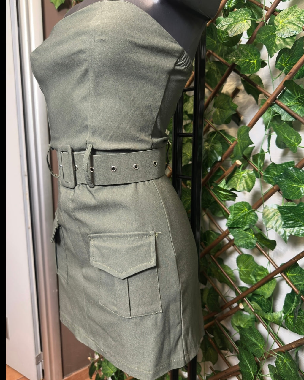 Vestito cargo senza spalline, con cintura sotto pantaloncino