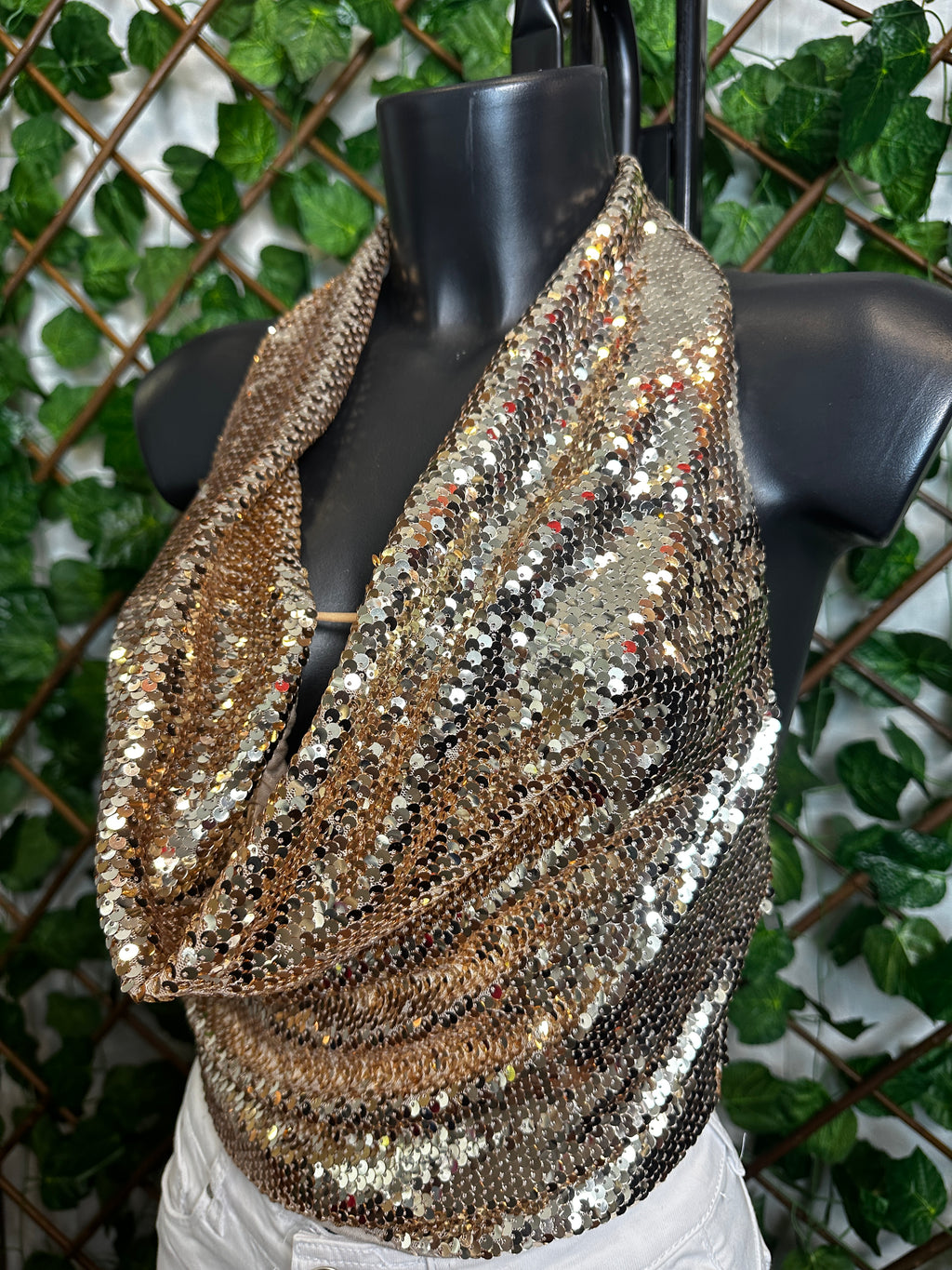 Top in paillettes con la scollatura profonda e la schiena scoperta
