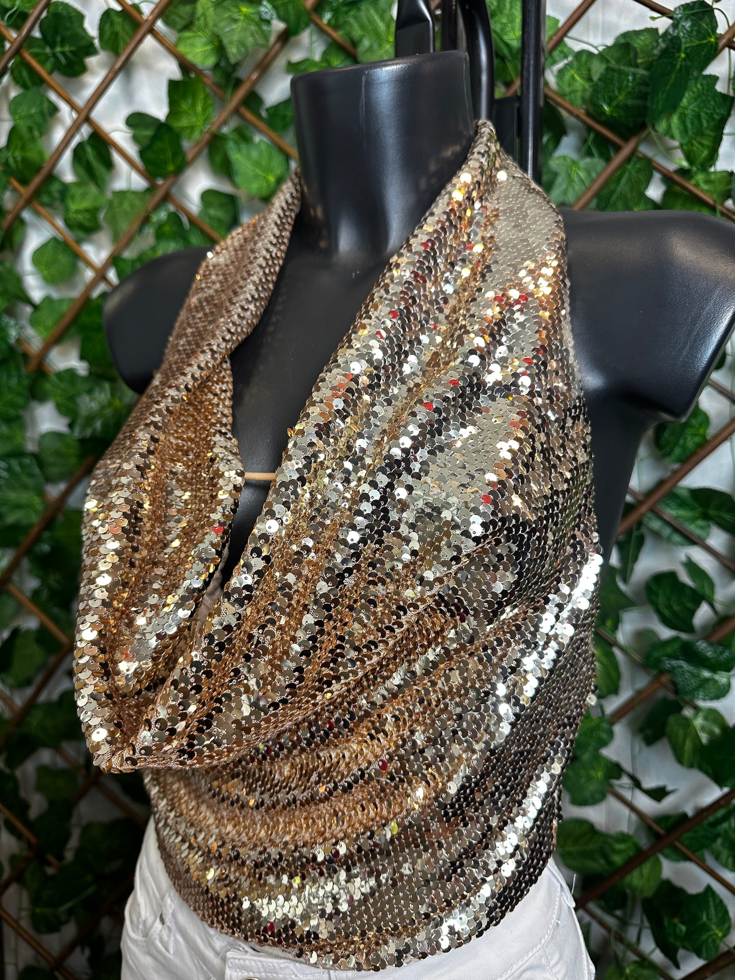 Top in paillettes con la scollatura profonda e la schiena scoperta