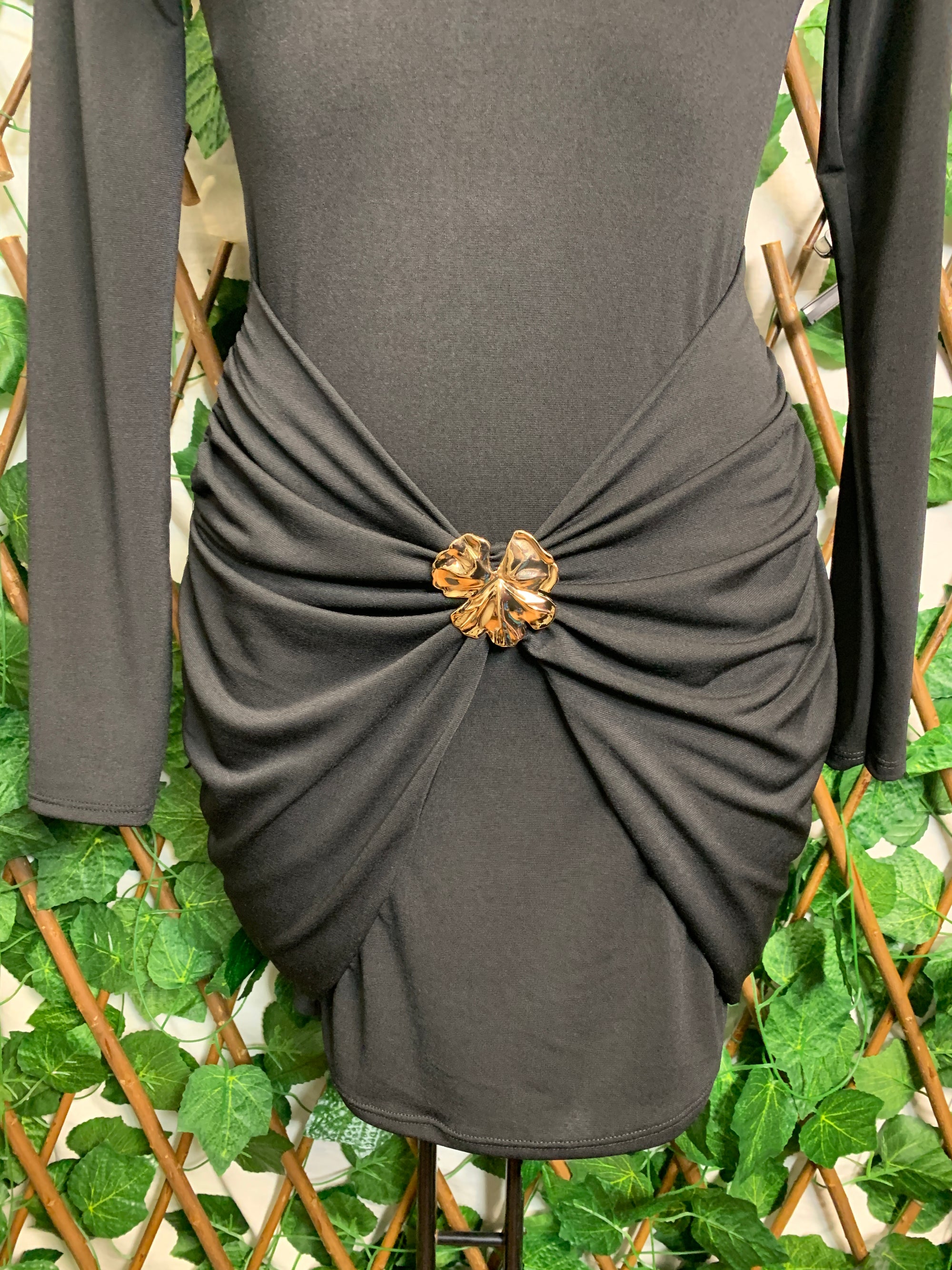 Vestito corto con dettaglio dorato