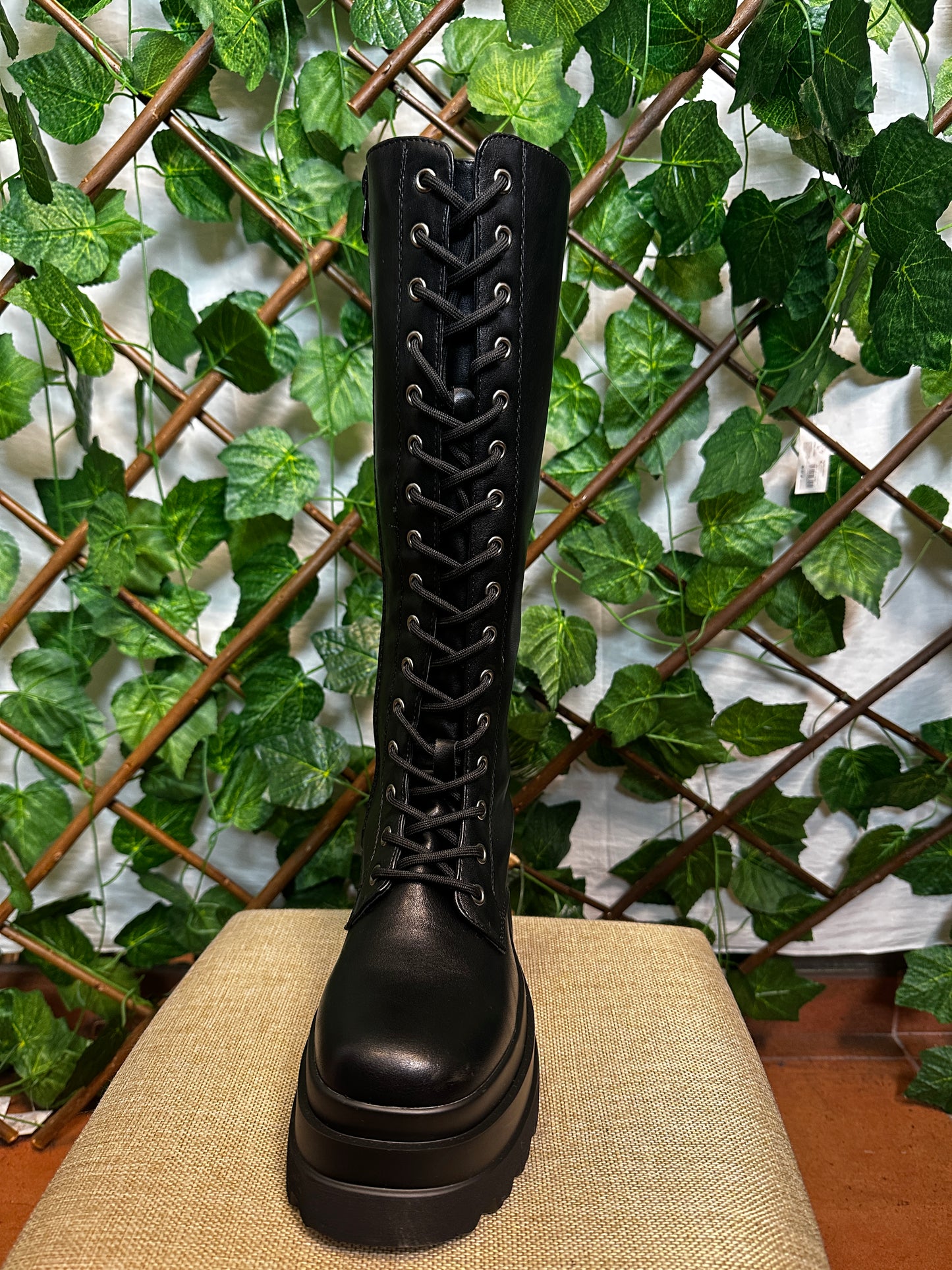 High boots with laces at the front