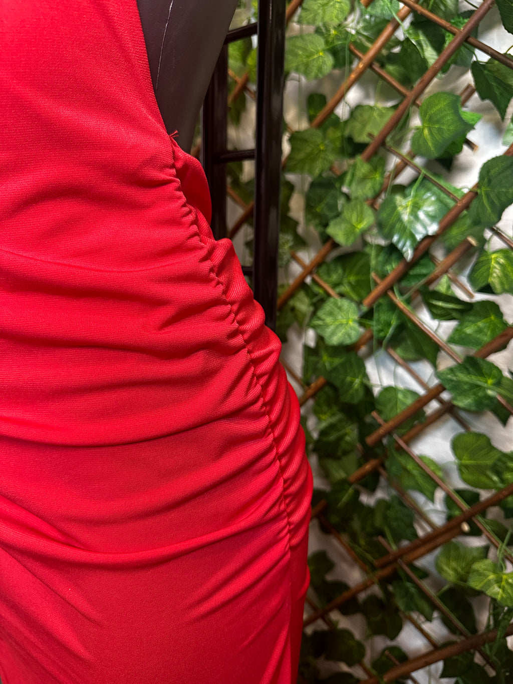 Vestito lungo con la corda sul collo, la schiena scoperta e arricciatura sui lati