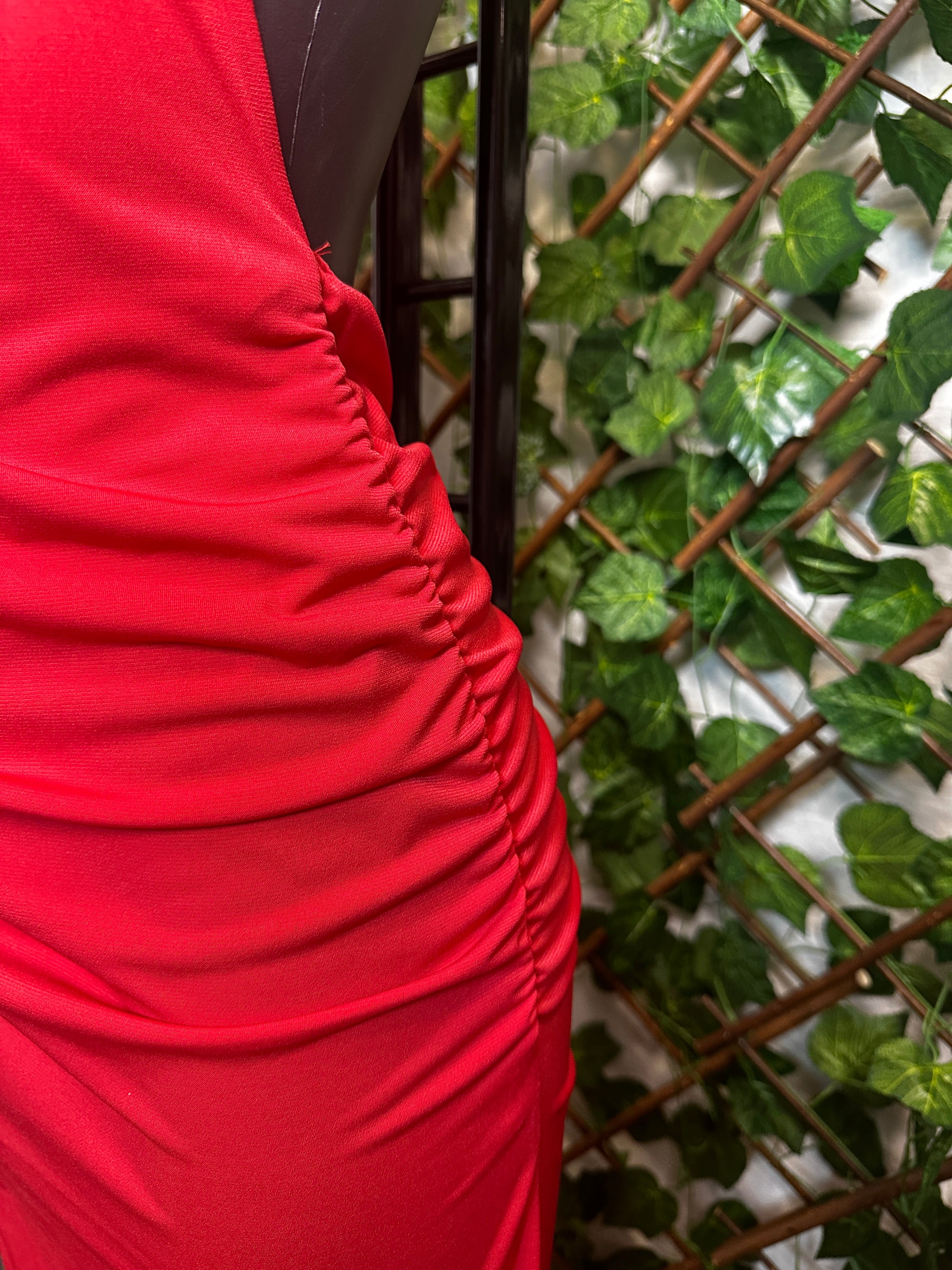 Vestito lungo con la corda sul collo, la schiena scoperta e arricciatura sui lati